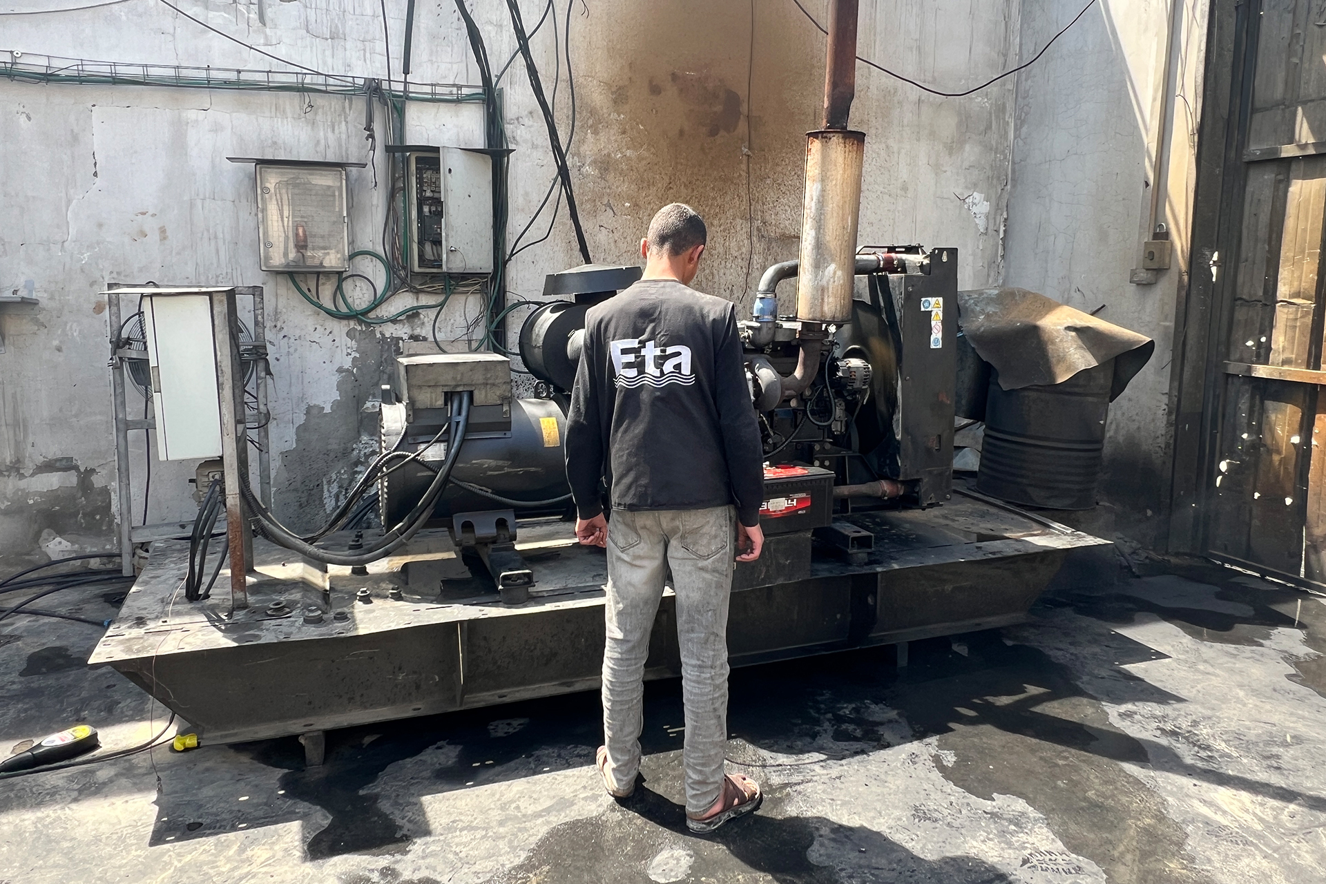 ندرة زيوت المحركات تهدد قطاعات حيوية في غزة