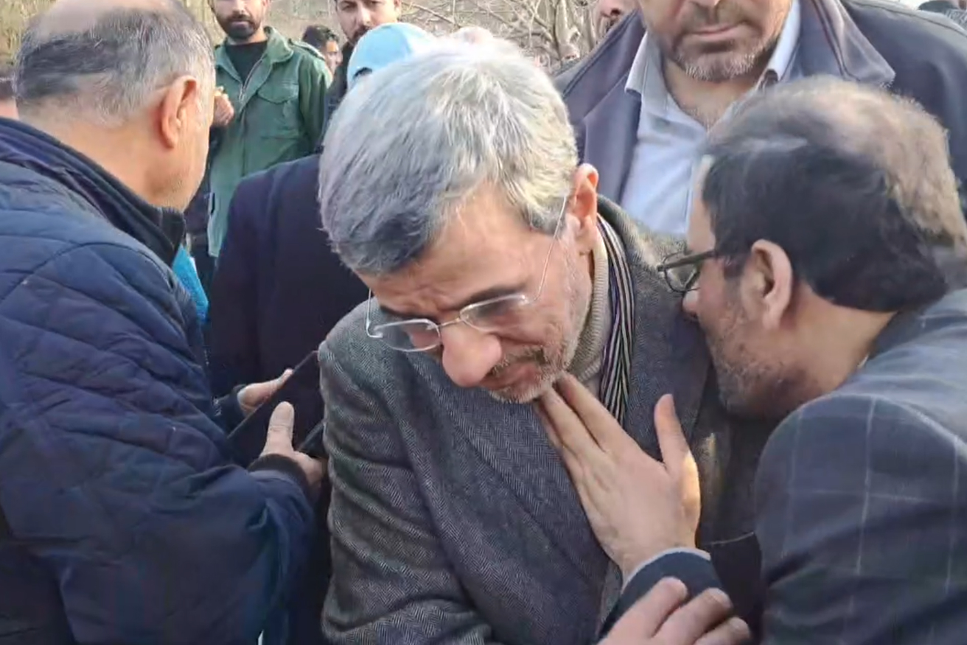 بعد أنباء عن محاولة اغتياله.. هل ظهر أحمدي نجاد خلال تشييع في طهران؟