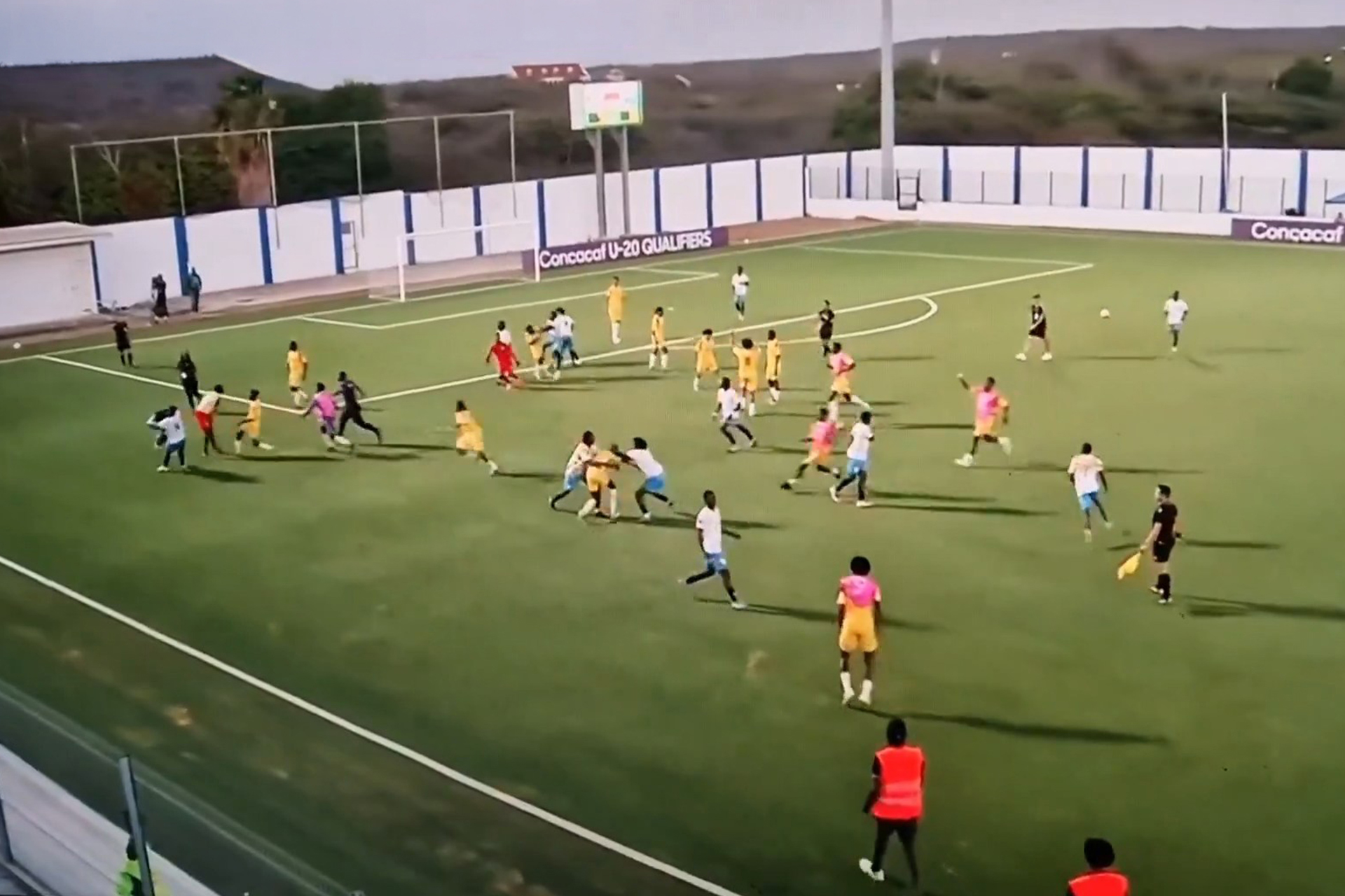 بالفيديو.. عقوبات صارمة بعد اشتباكات عنيفة في بطولة "كونكاكاف"