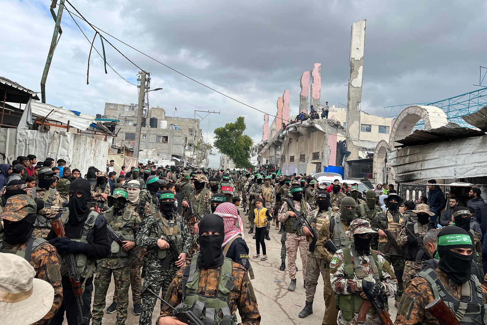 كيف ردت الفصائل والعشائر في غزة على خطة نزع السلاح؟