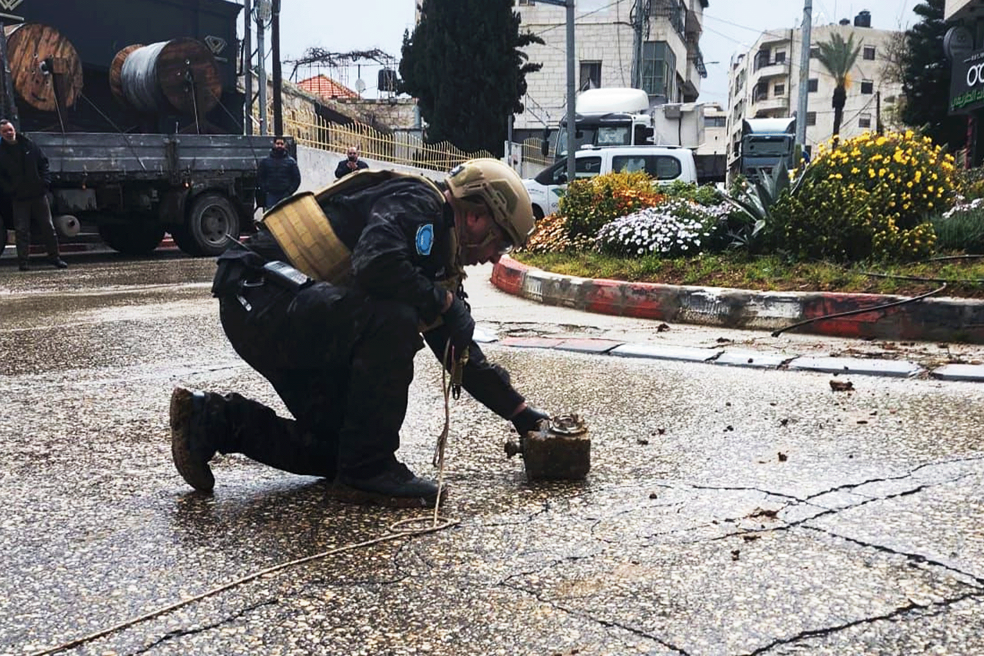 شظايا فوق الضفة.. استنفار أمني فلسطيني للتعامل مع بقايا الصواريخ