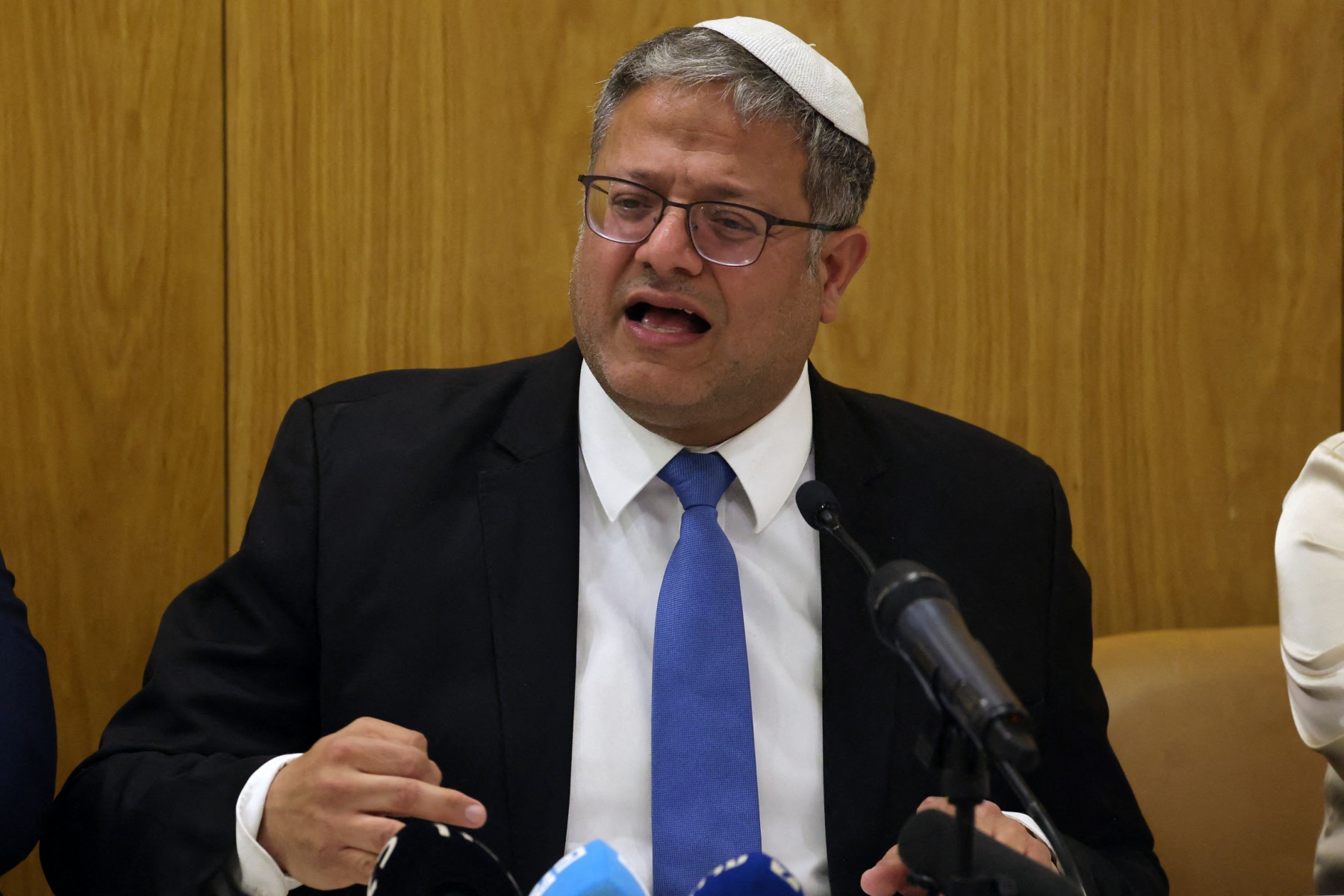 بن غفير يحقق حلمه وإسرائيل تقر إعدام الأسرى الفلسطينيين