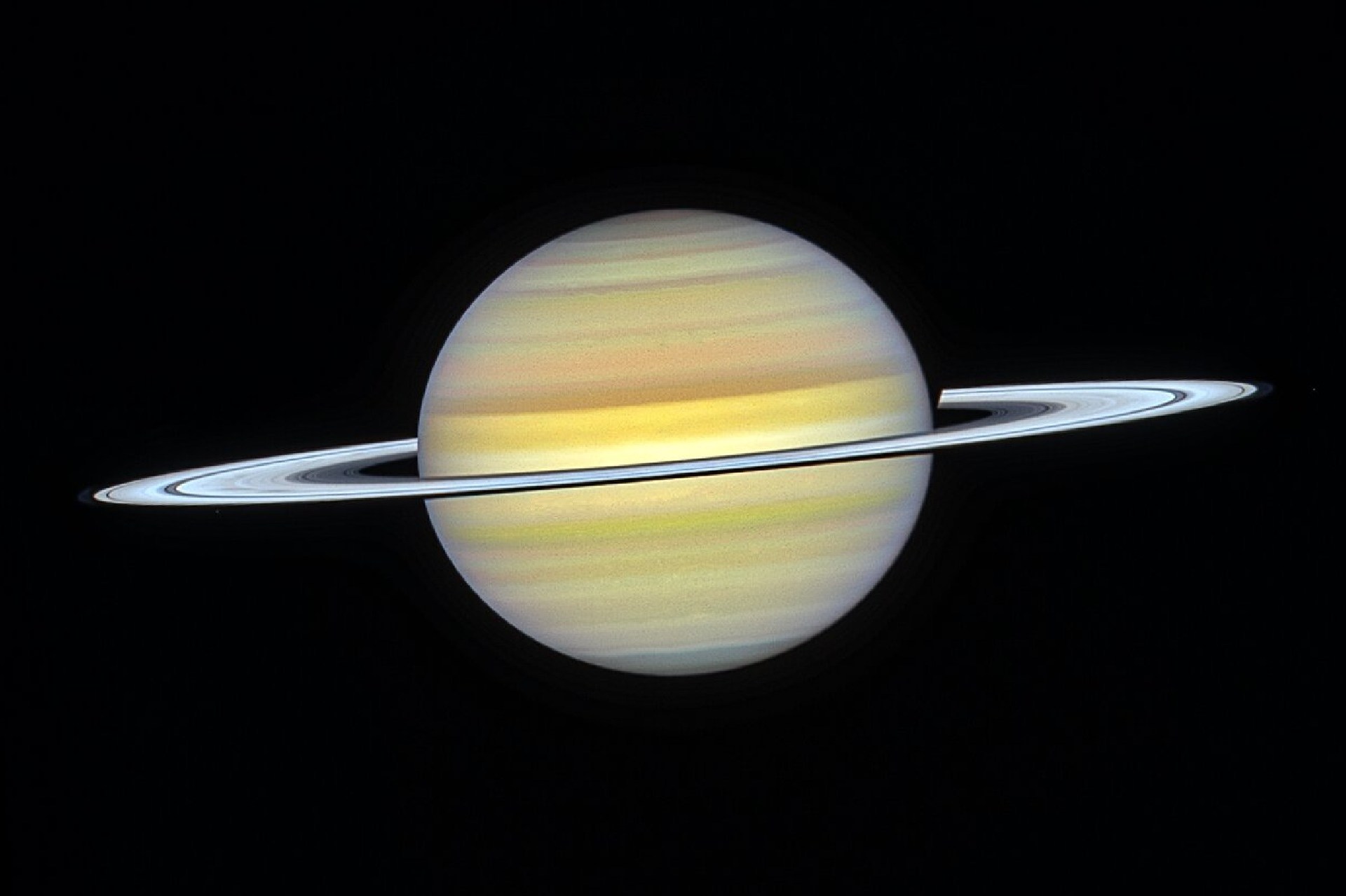 هابل وجيمس ويب يكشفان أسرار كوكب زحل المذهلة