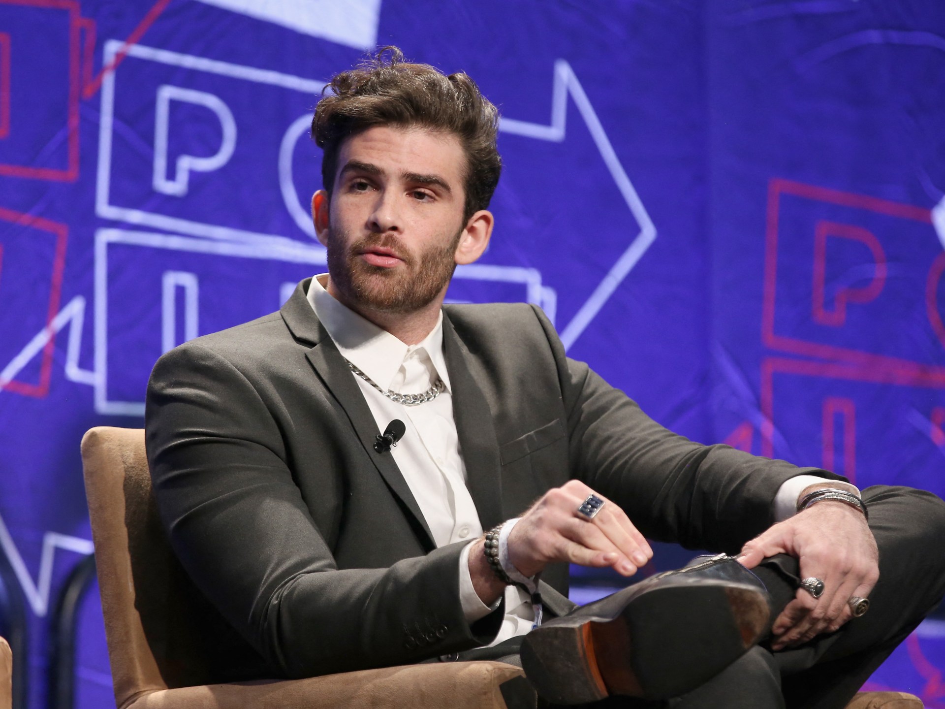 لماذا يرغب بعض الديمقراطيين في إسكات المؤثر حسن بايكر؟