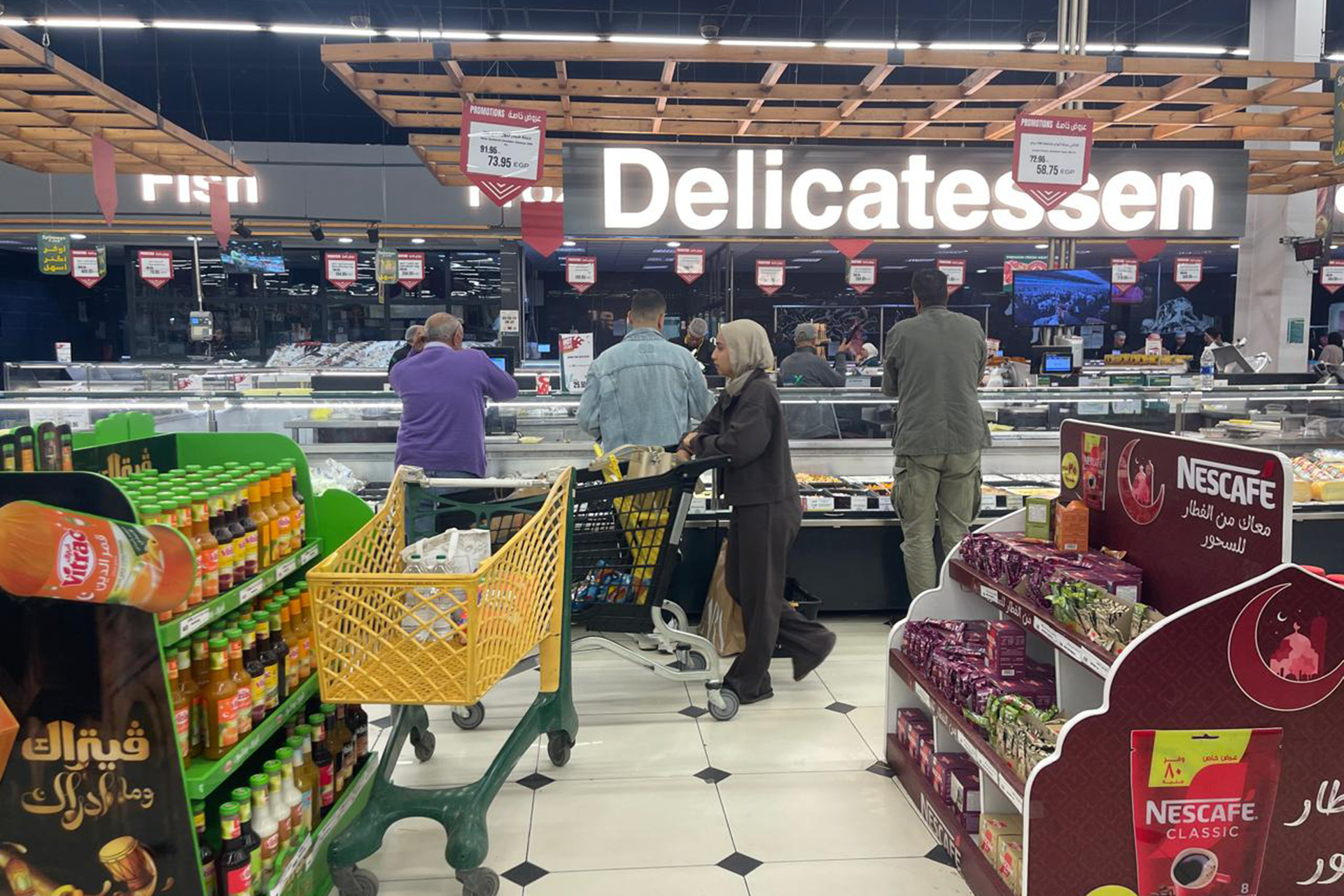 ثلاثة محركات للغلاء.. تداعيات حرب إيران تصل جيوب المصرين