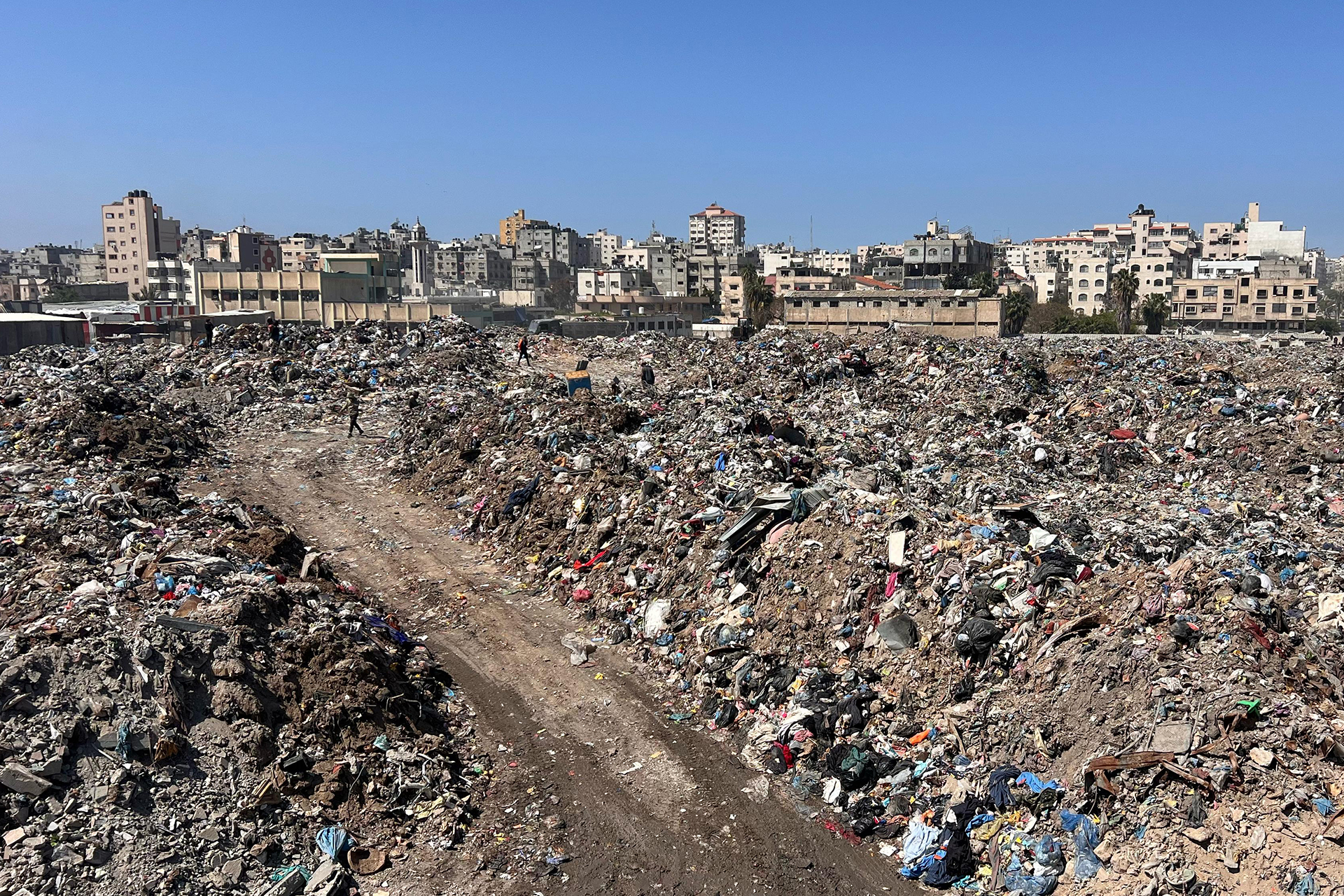 كيف تقاوم بلديات غزة الانهيار لإبقاء الحد الأدنى من خدماتها؟