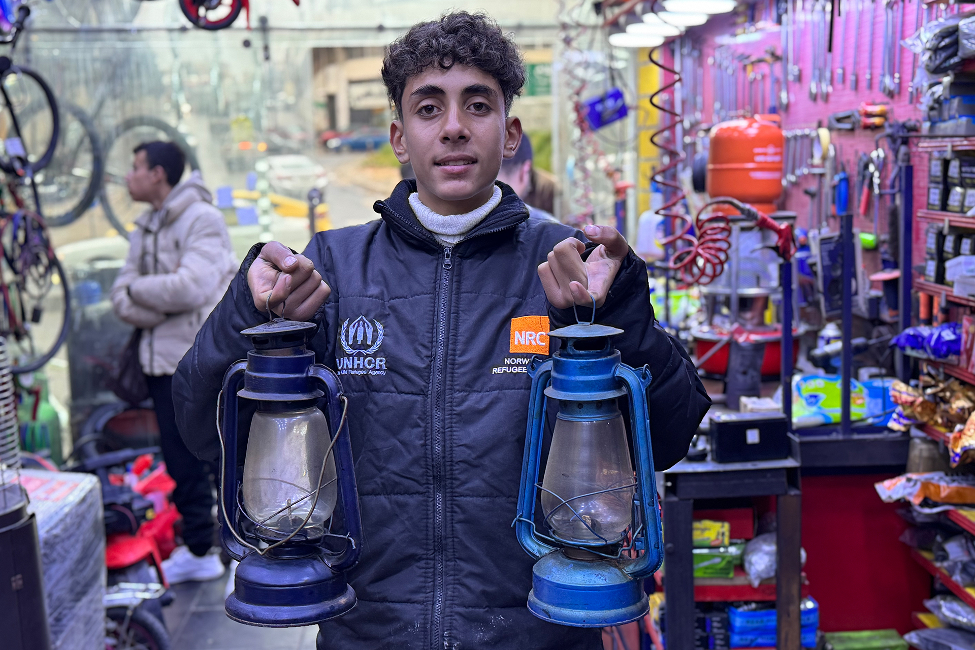 بين هواجس الحرب وتطمينات الحكومة.. الأردنيون يعودون إلى فوانيس الغاز