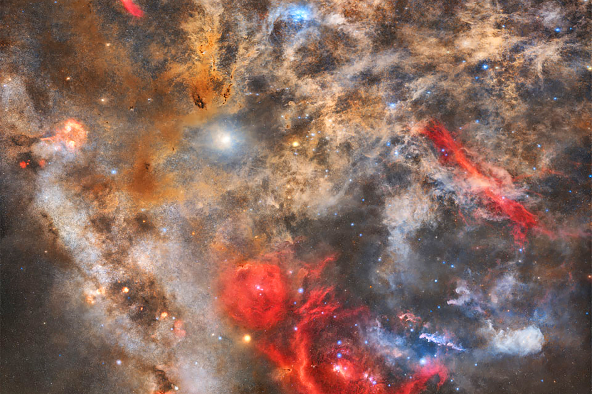 لوحة الغبار والضوء.. أعماق الجوزاء والثريا تكشف أسرار سماء الشتاء