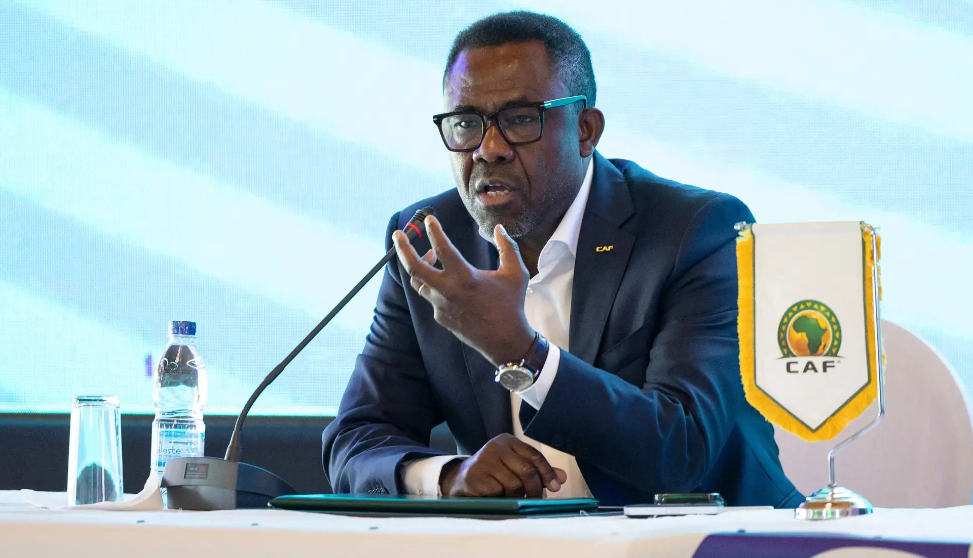 بعد ضغوط واتهامات.. استقالة الرجل القوي في "الكاف"