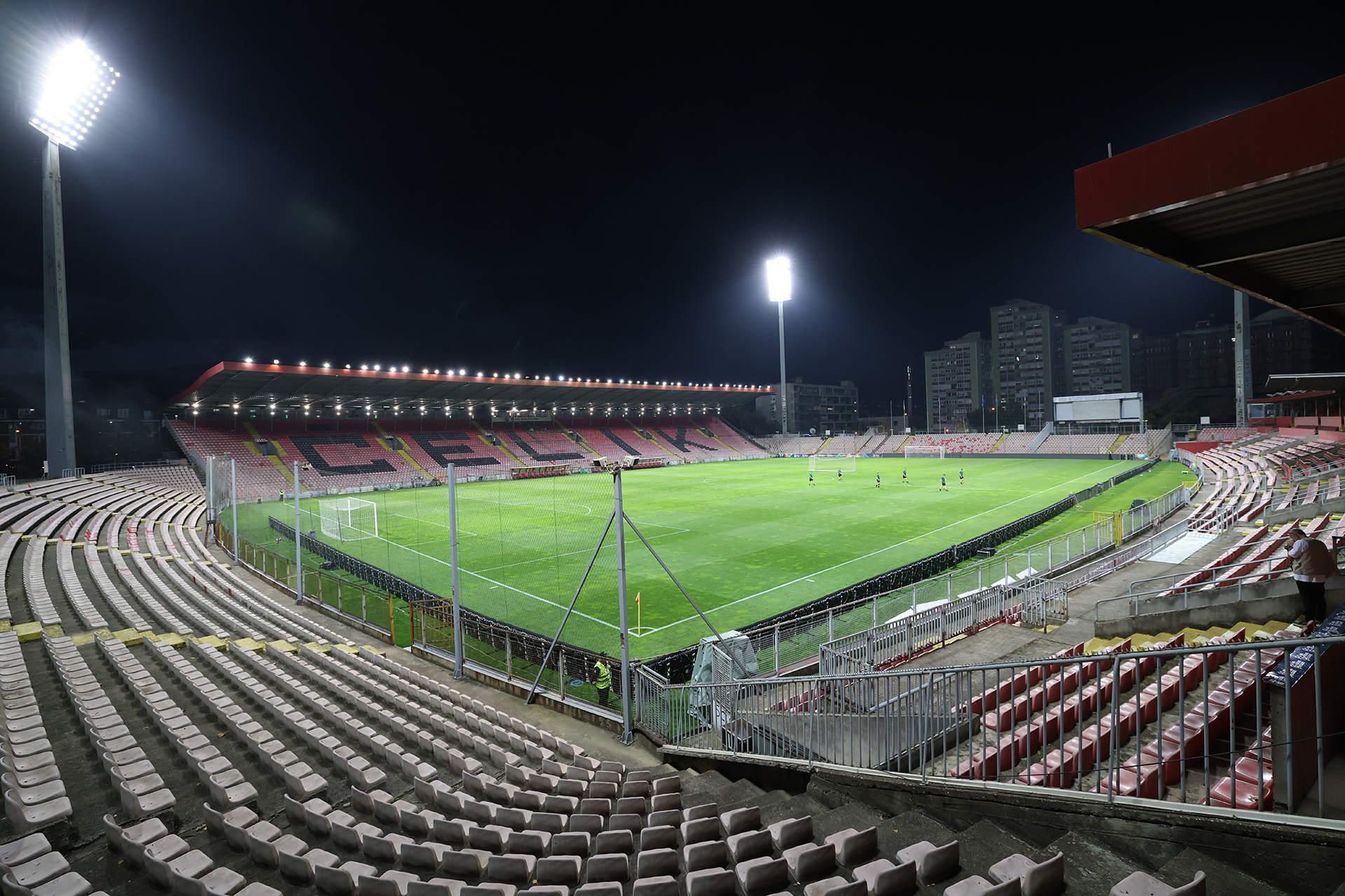 بعد الحكم الفرنسي.. ملعب البوسنة يثير ذعر منتخب إيطاليا