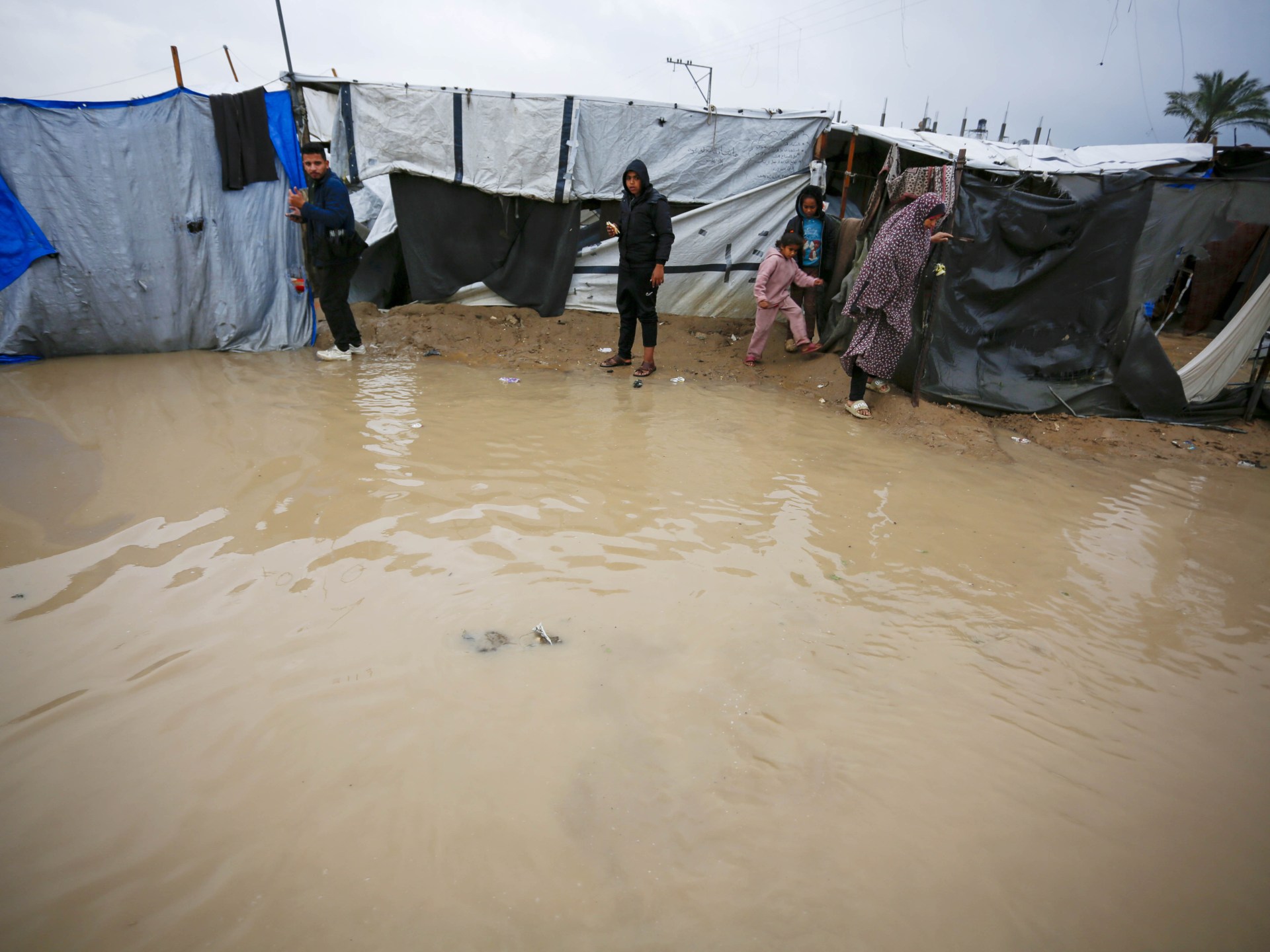 إصابات وغرق مئات خيام النزوح في غزة جراء المنخفض الجوي