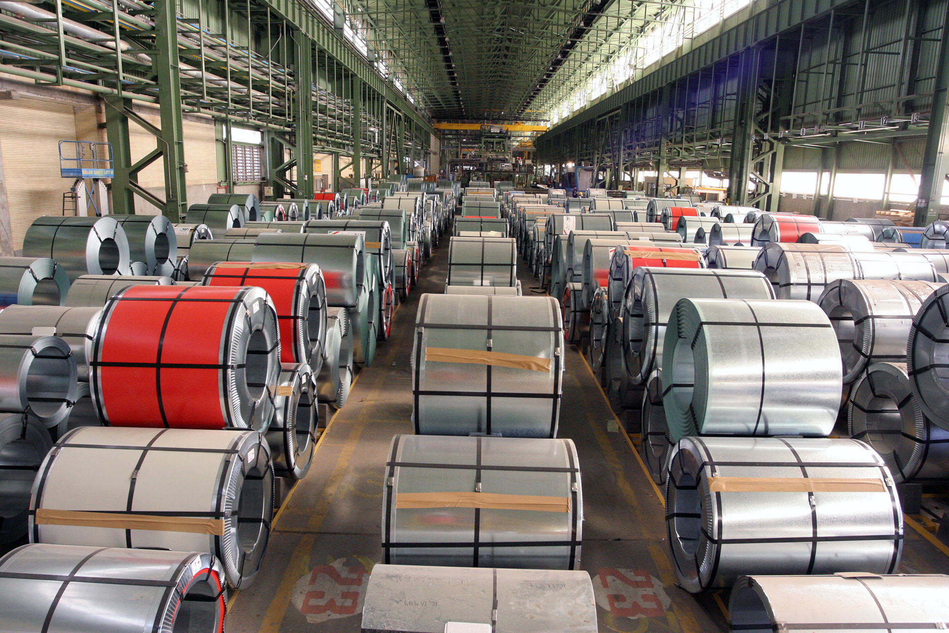 الفولاذ في إيران.. فائض إنتاجي تحت ضغط العقوبات والطاقة