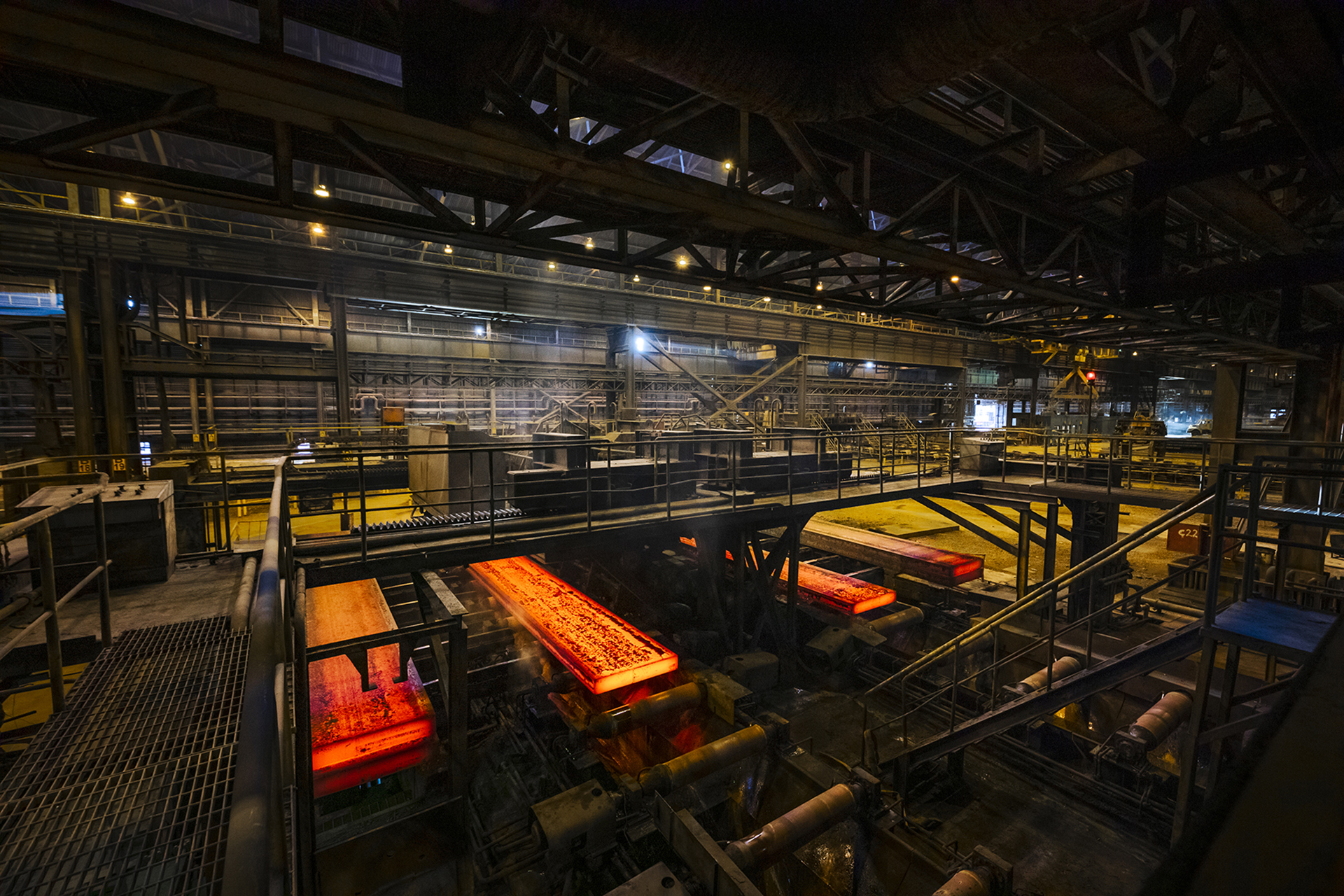 قطاع الصلب تحت النار.. الحرب تطال ركيزة من ركائز الاقتصاد غير النفطي في إيران