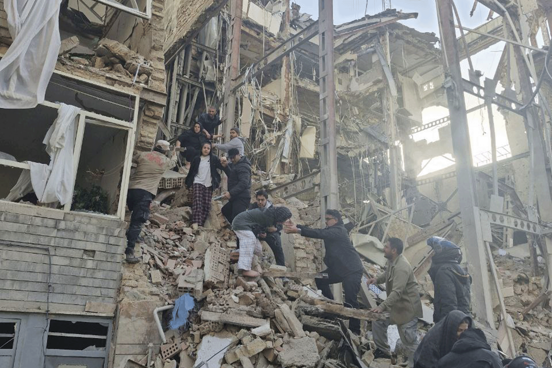 صور.. أحياء سكنية ومدارس ومستشفيات تتعرض للقصف في إيران