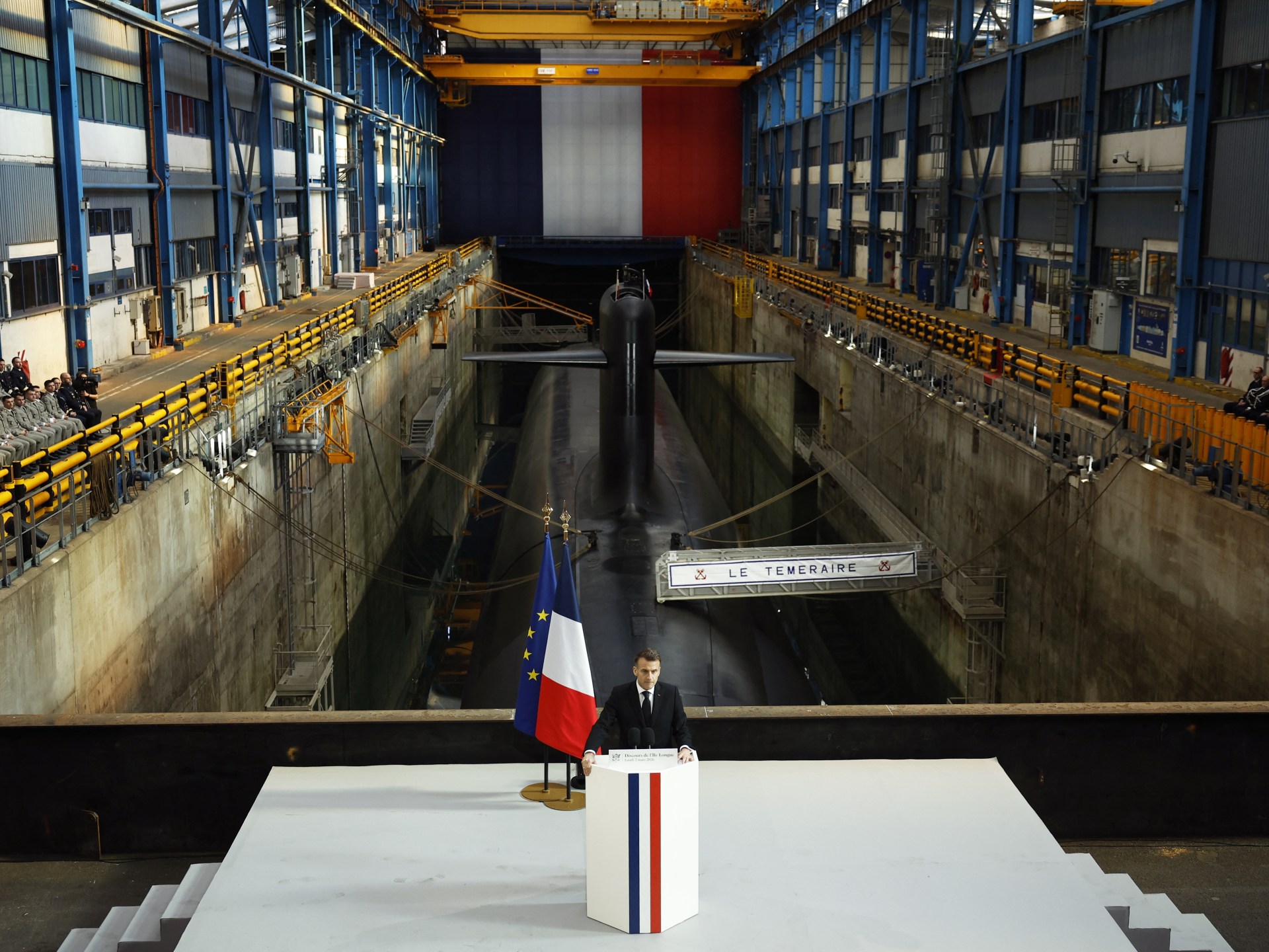 ماكرون يعلن زيادة حجم ترسانة فرنسا النووية