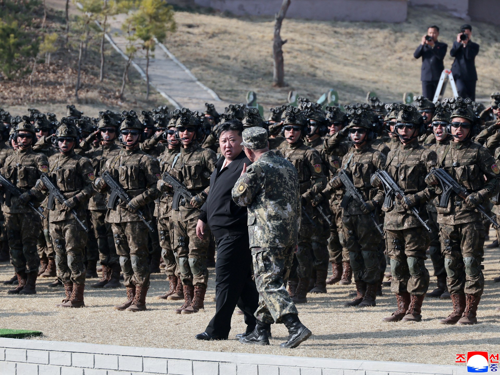 كيم جونغ أون يختبر أسلحة متطورة ويتمسك بالبرنامج النووي