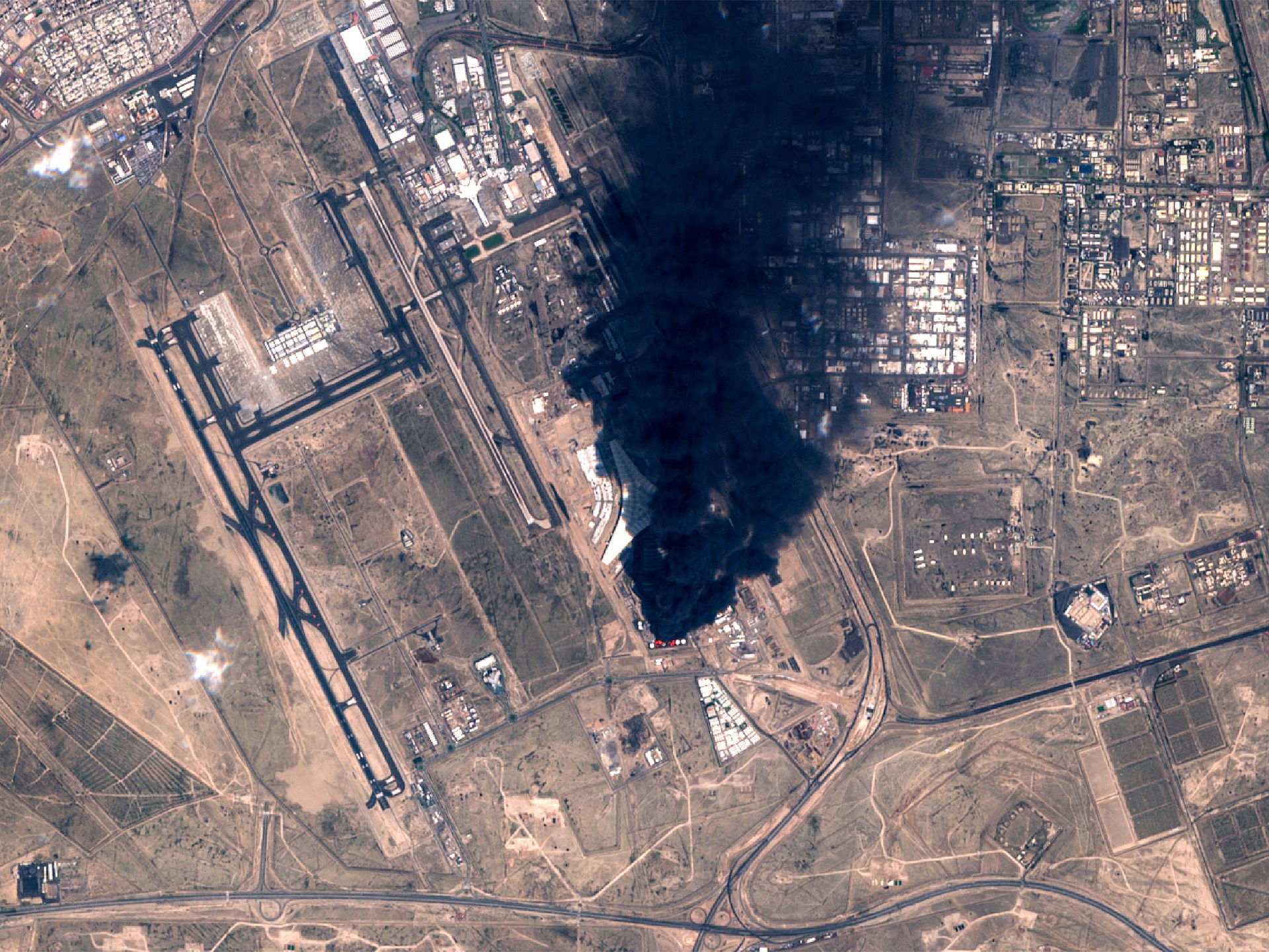 هجمات على دول خليجية وقطر تدين الاعتداءات الإيرانية