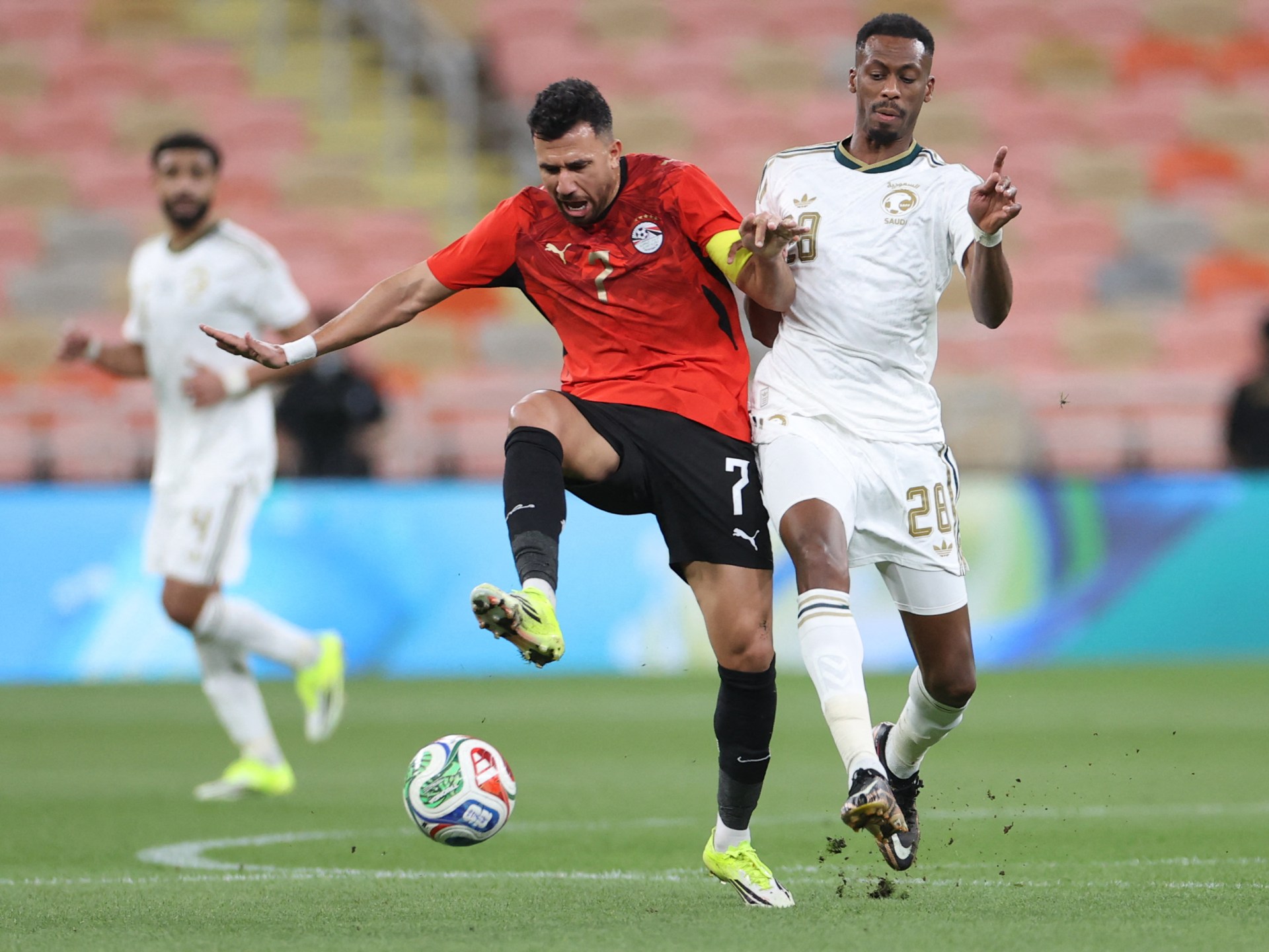 اللمسات الأخيرة للمونديال: صدامات عالمية تنتظر سفراء الكرة العربية