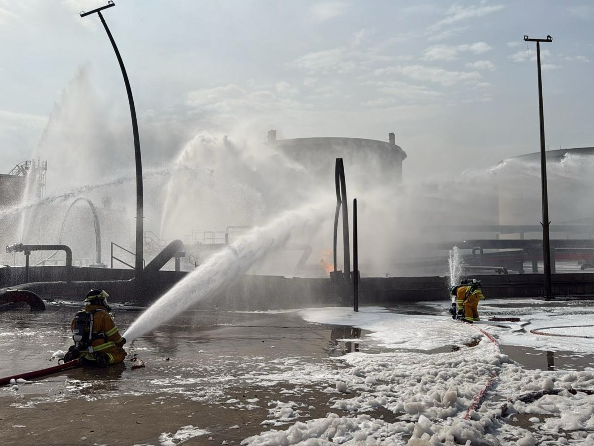 هجمات إيرانية تستهدف منشآت صناعية في الخليج