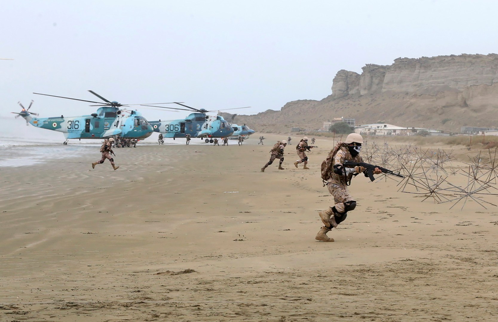 مسؤول سابق بالناتو: إيران قادرة على "اكتساح" القوات الأمريكية إذا دخلت برا