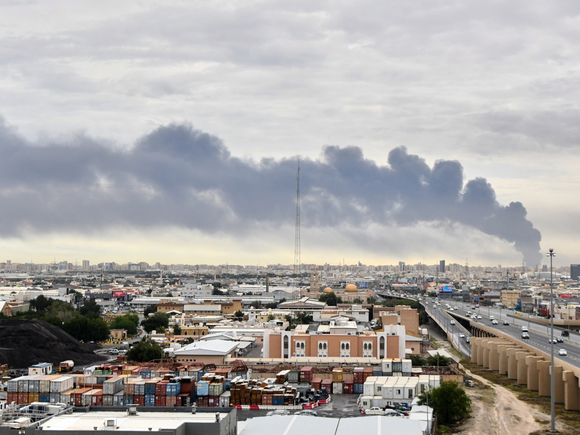 ضربات إيرانية على الخليج.. أضرار بميناء كويتي واعتراض مسيّرات بالسعودية