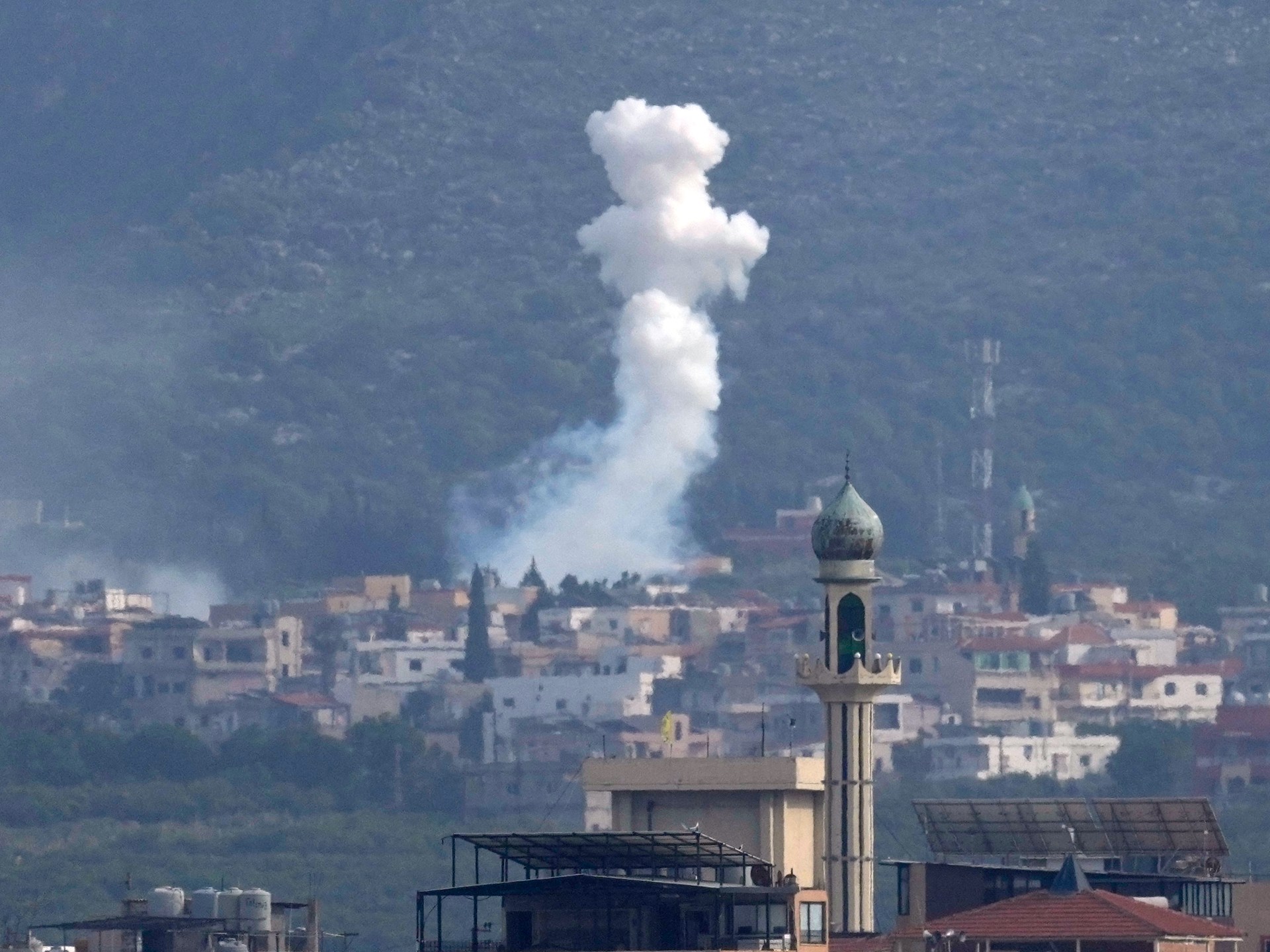 خبير عسكري: إسرائيل تريد منطقة عازلة خالية من السكان جنوبي لبنان