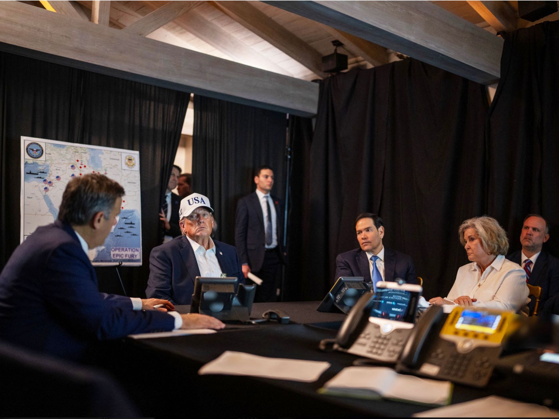 خلف الأبواب المغلقة.. كيف فشل رجال ترمب في منع مغامرة إيران؟