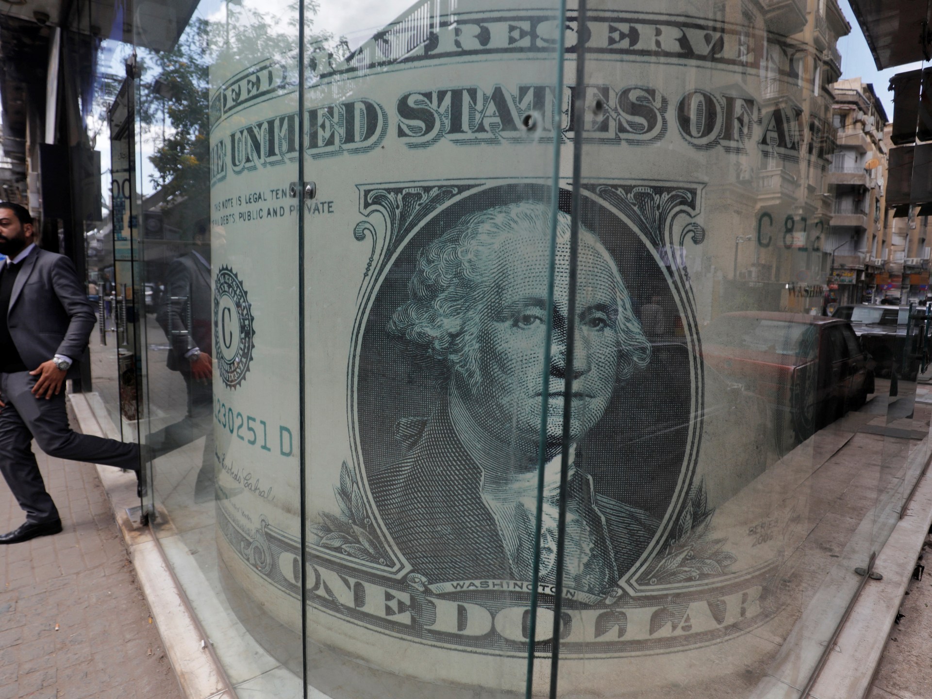 الحرب تخفض قيمة الجنيه المصري وتقربه من 55 للدولار