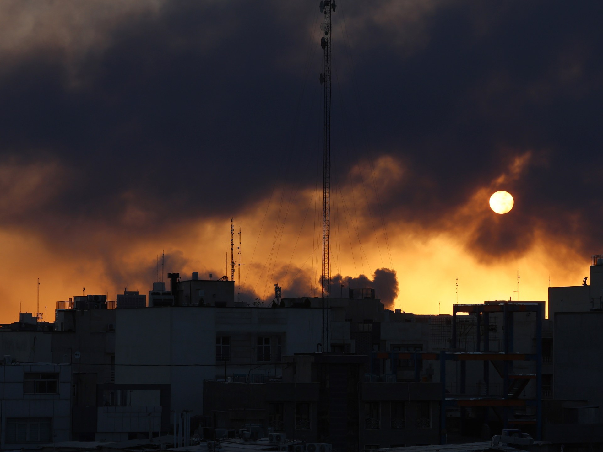 إسرائيل تشن "موجة هجمات واسعة" وإيران تَضرب بالمسيّرات والصواريخ