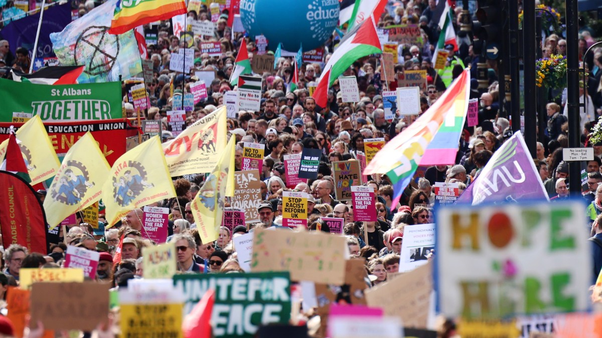 كراهية الأجانب والتسليح وحرب ترمب.. رسائل قذفها النهر البشري الهادر في لندن