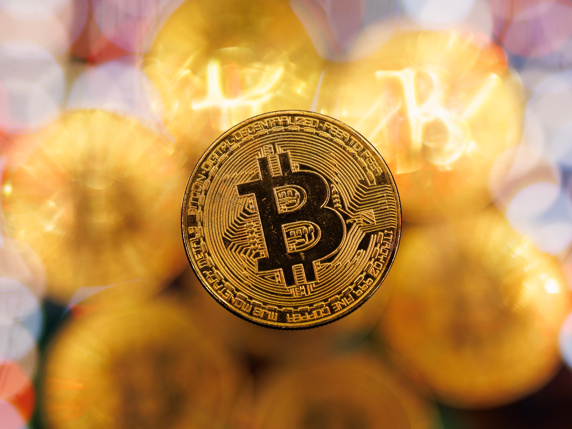 كيف تُمول إيران مسيّراتها وتؤمّن وقود صواريخها رغم العقوبات الأمريكية؟