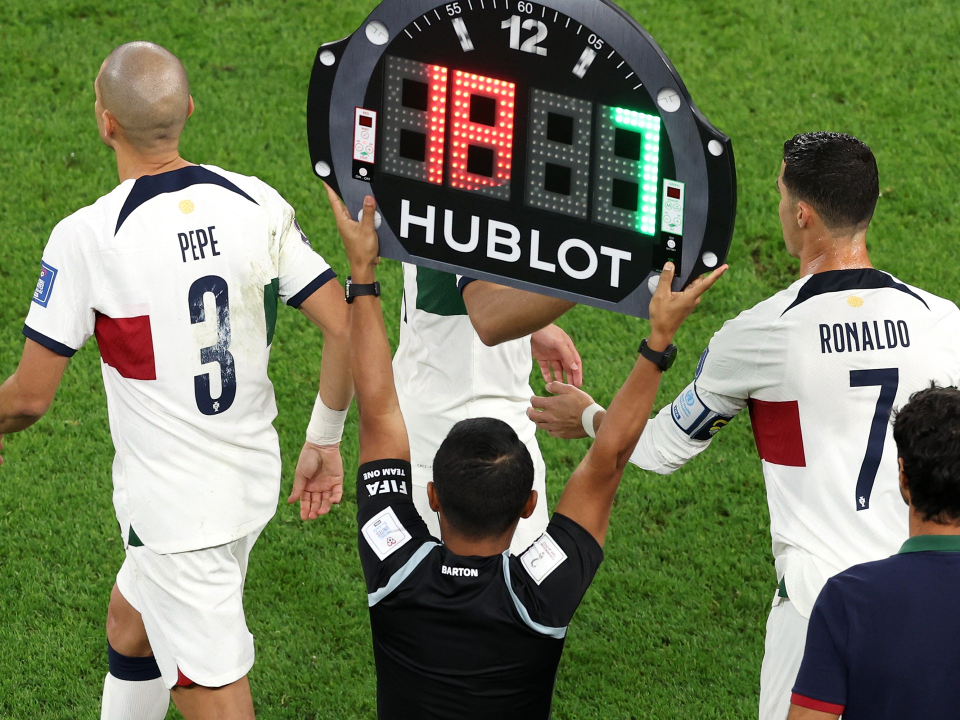 ثورة الـ 5 ثوان وكاميرات الحكام.. تعديلات تاريخية بقانون كرة القدم قبل مونديال 2026