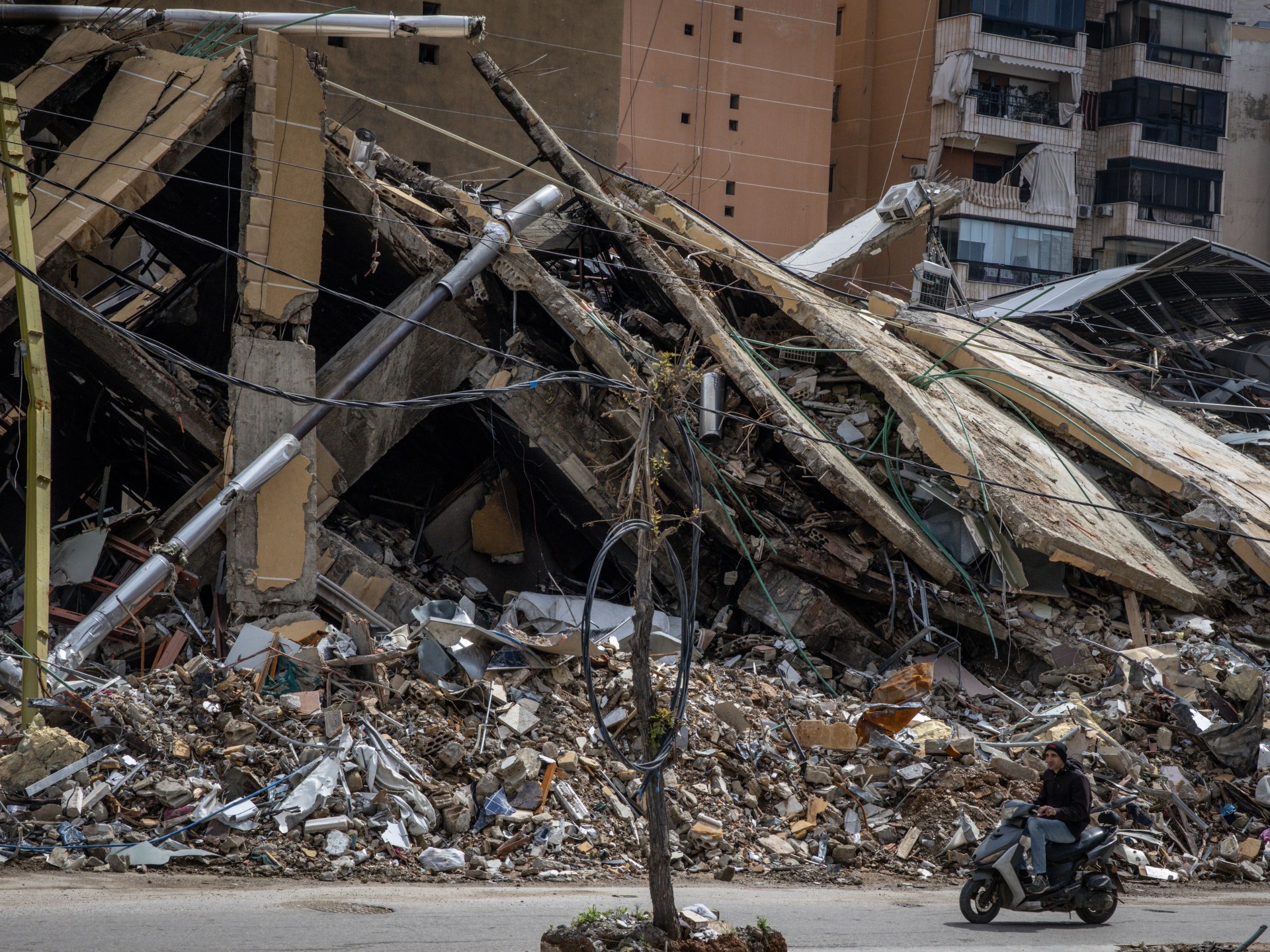 مقتل 11 بينهم مسعفان في غارات إسرائيلية على لبنان