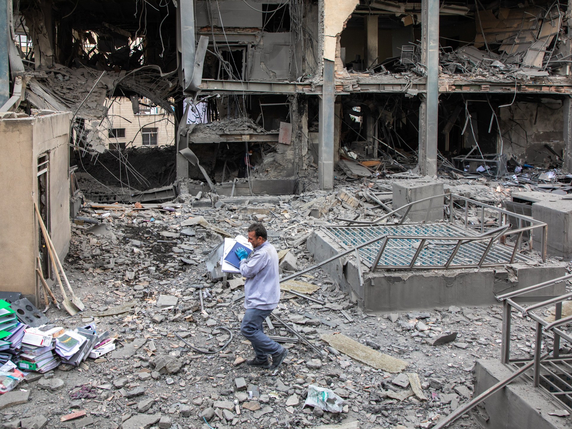 انقطاع للكهرباء واستهداف جامعة بإيران وإسرائيل تصدّق على هجمات جديدة