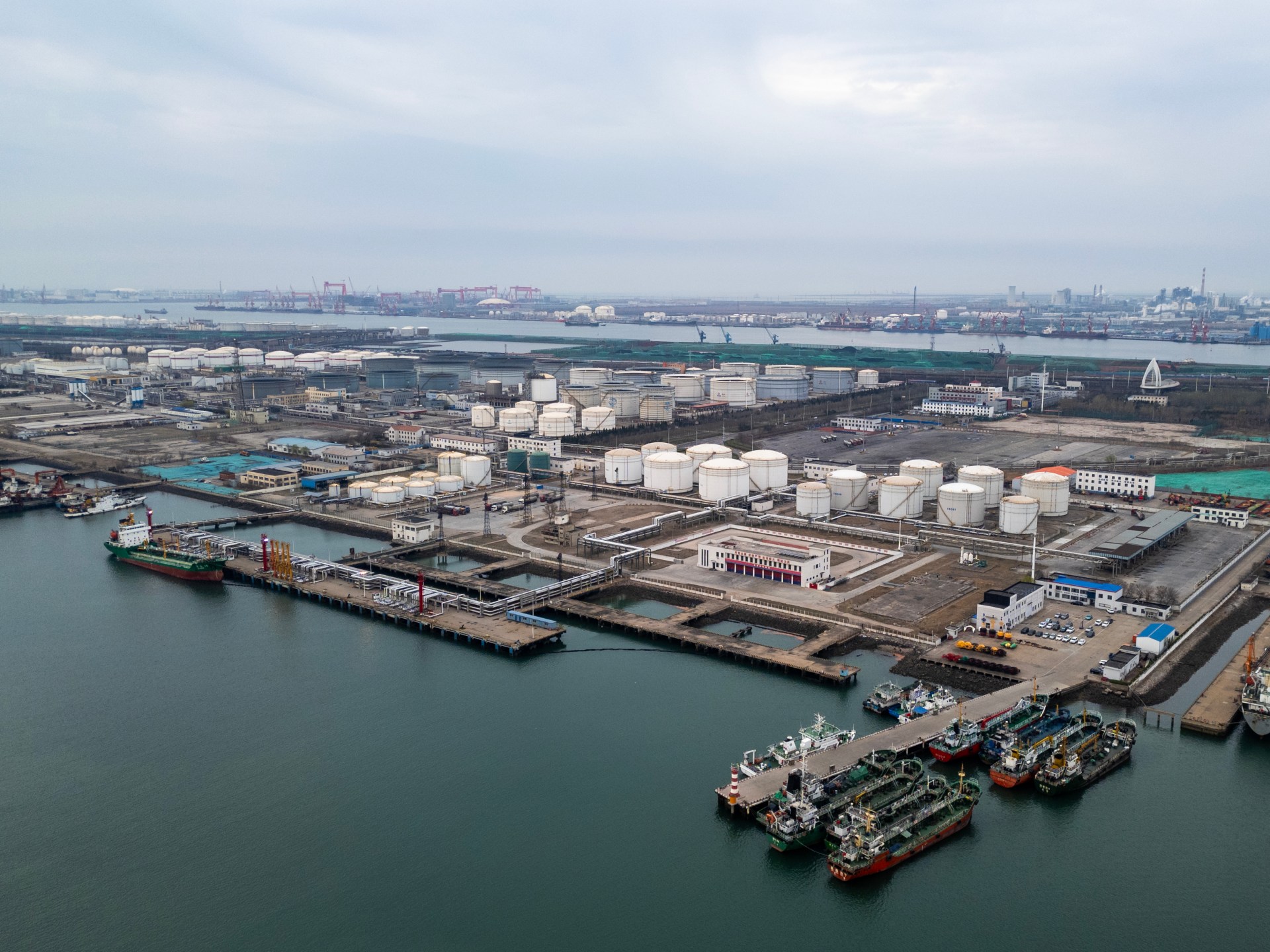 كيف تحاصر أمريكا الصين عبر بوابتي إيران وفنزويلا؟