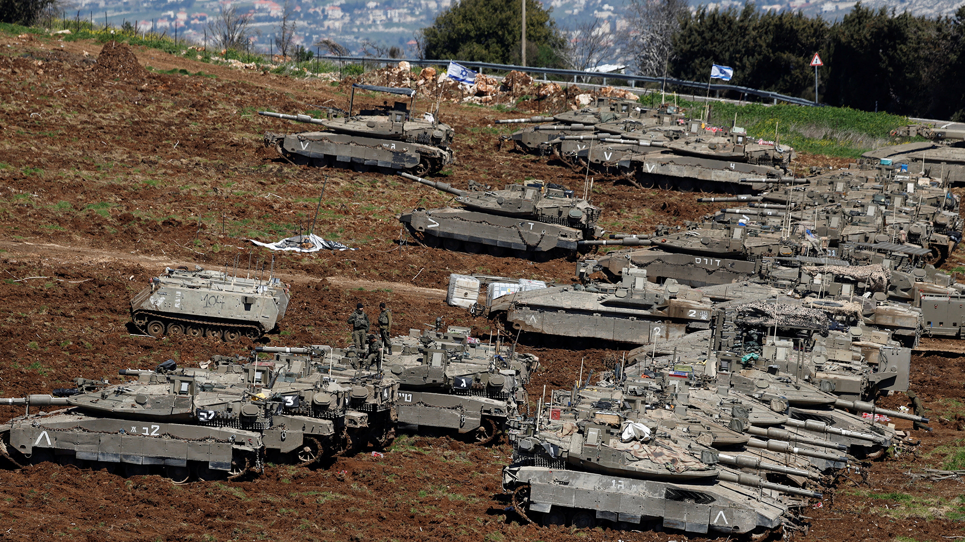 هل تستعد إسرائيل لاجتياح جنوب لبنان؟ خبراء يجيبون