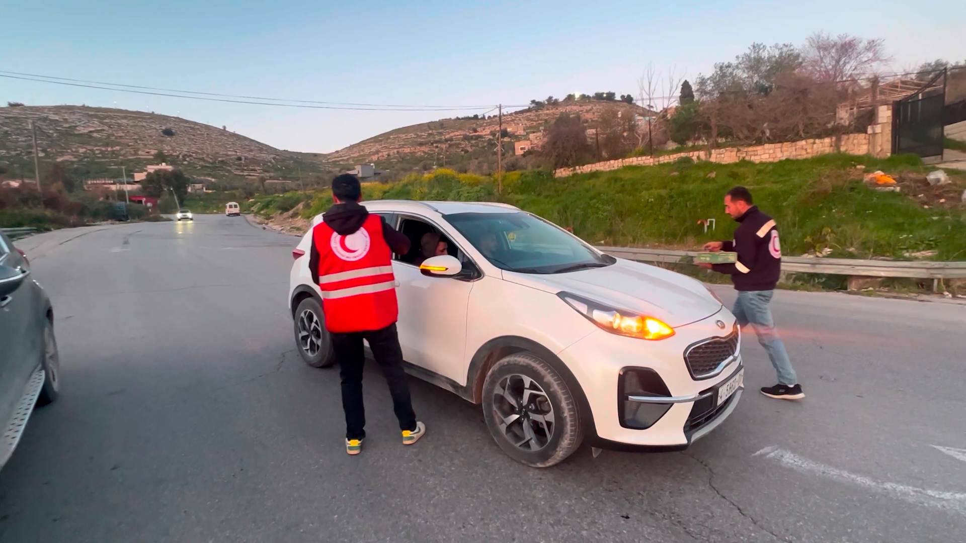 فيديو.. صائمون يفطرون على حواجز وبوابات الاحتلال بالضفة