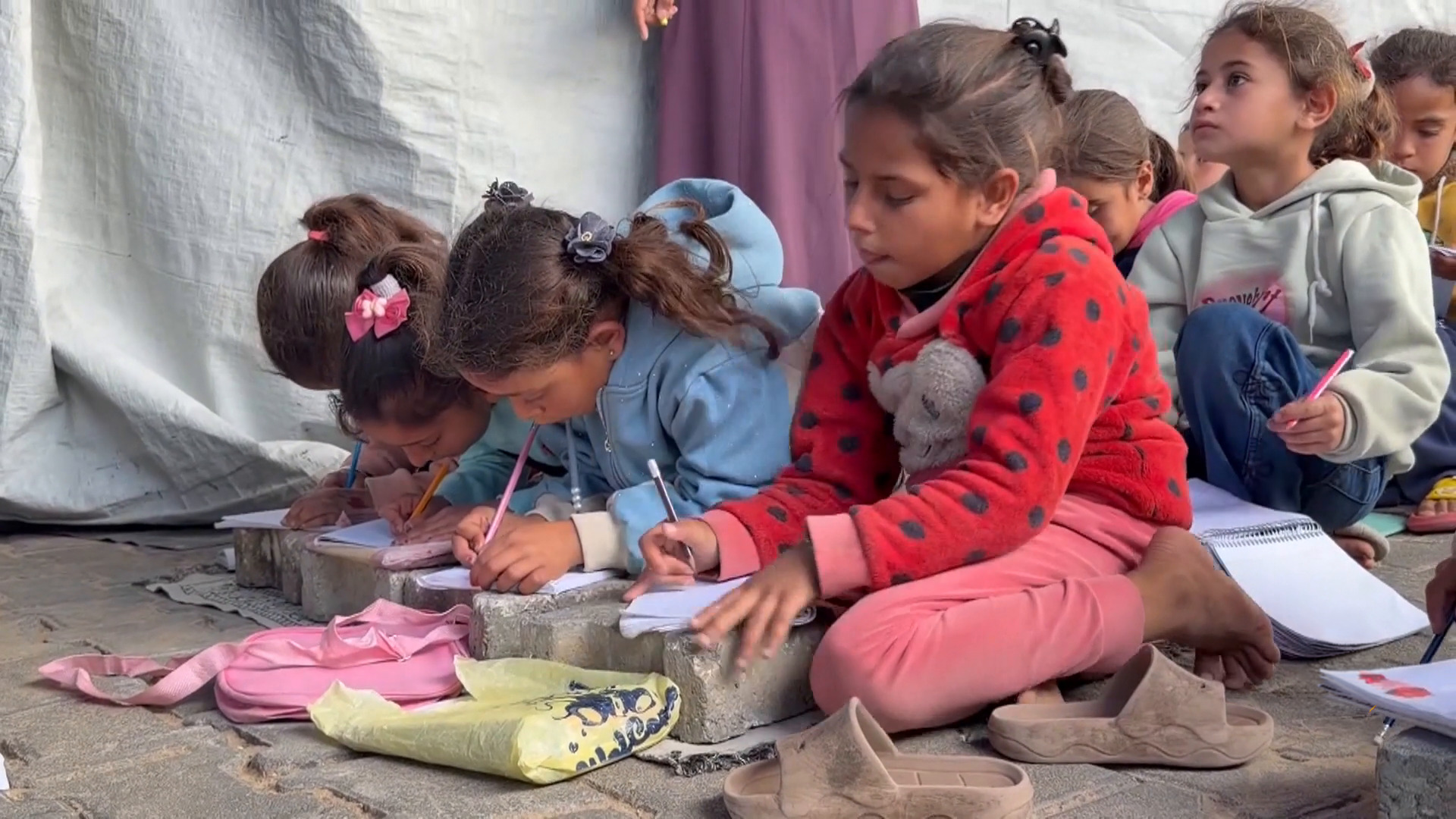 بلا مدارس ولا إمكانات.. أطفال غزة يواصلون تعليمهم بخيام بالية