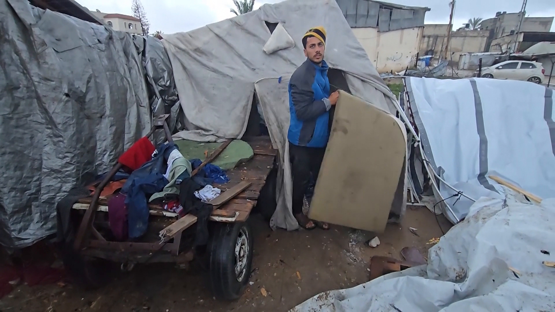 بين خطر القصف وقسوة الظروف الجوية.. الغزيون يكابدون معاناة الحياة