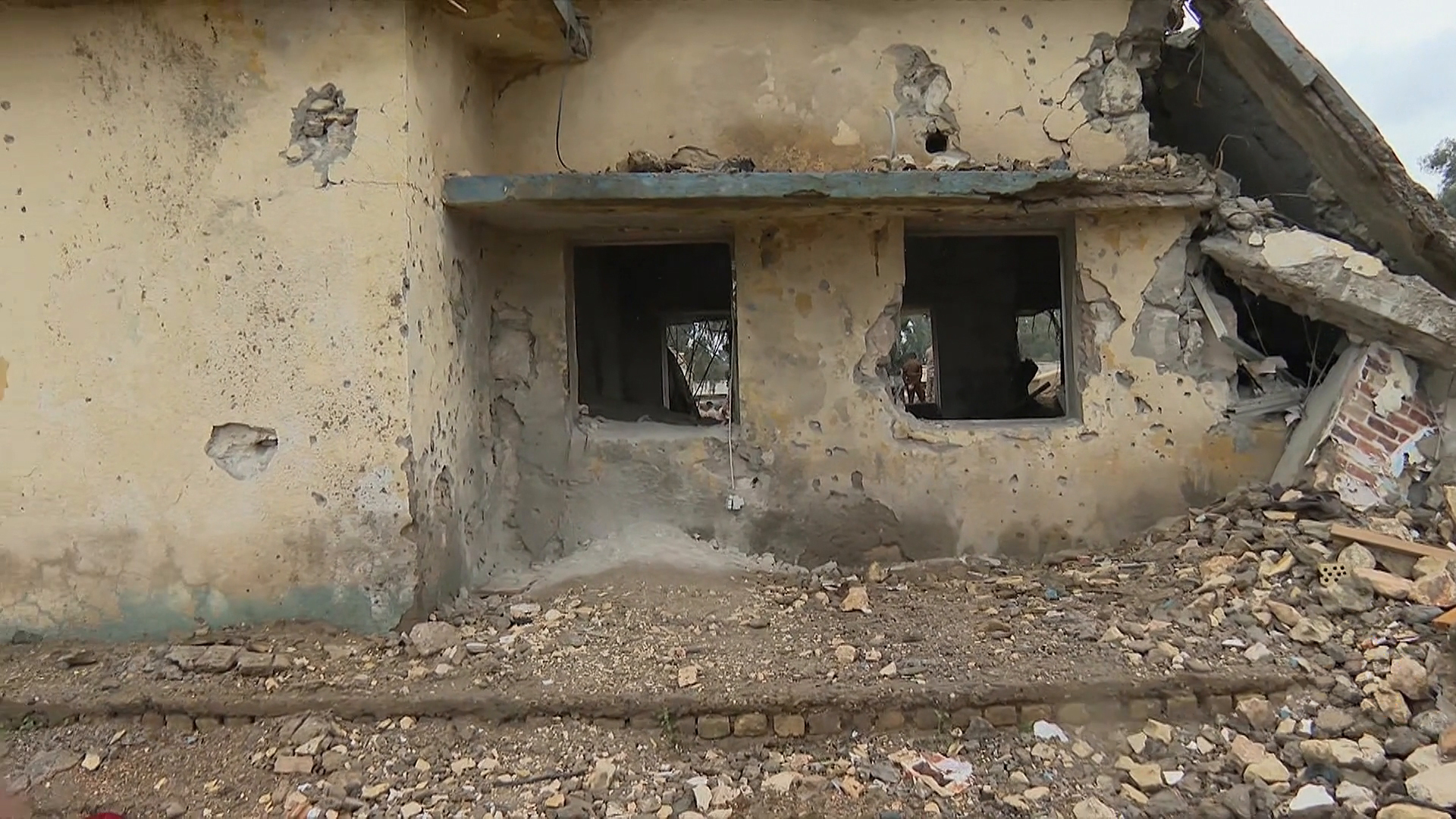 مشاهد صادمة لآثار القصف الأمريكي على قاعدة الحبانية غربي العراق