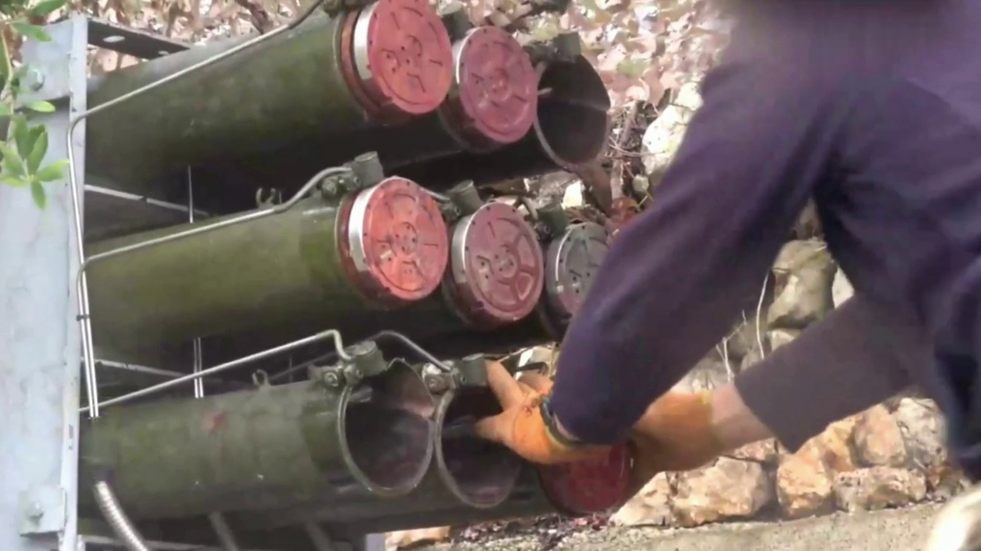 شاهد.. حزب الله يقصف قواعد إسرائيلية بالصواريخ