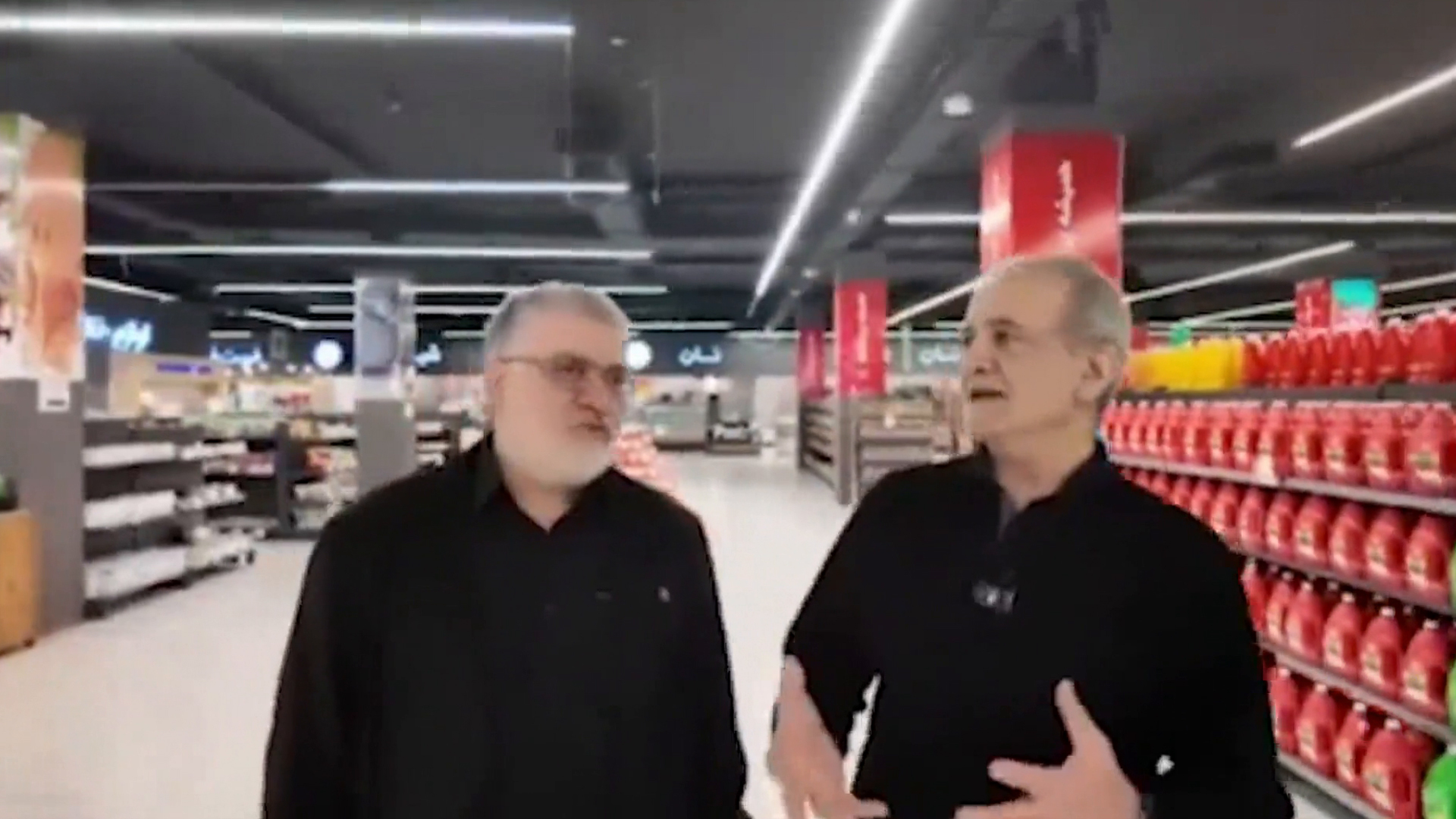 بالفيديو.. بزشكيان يتجول في مجمع تجاري بطهران