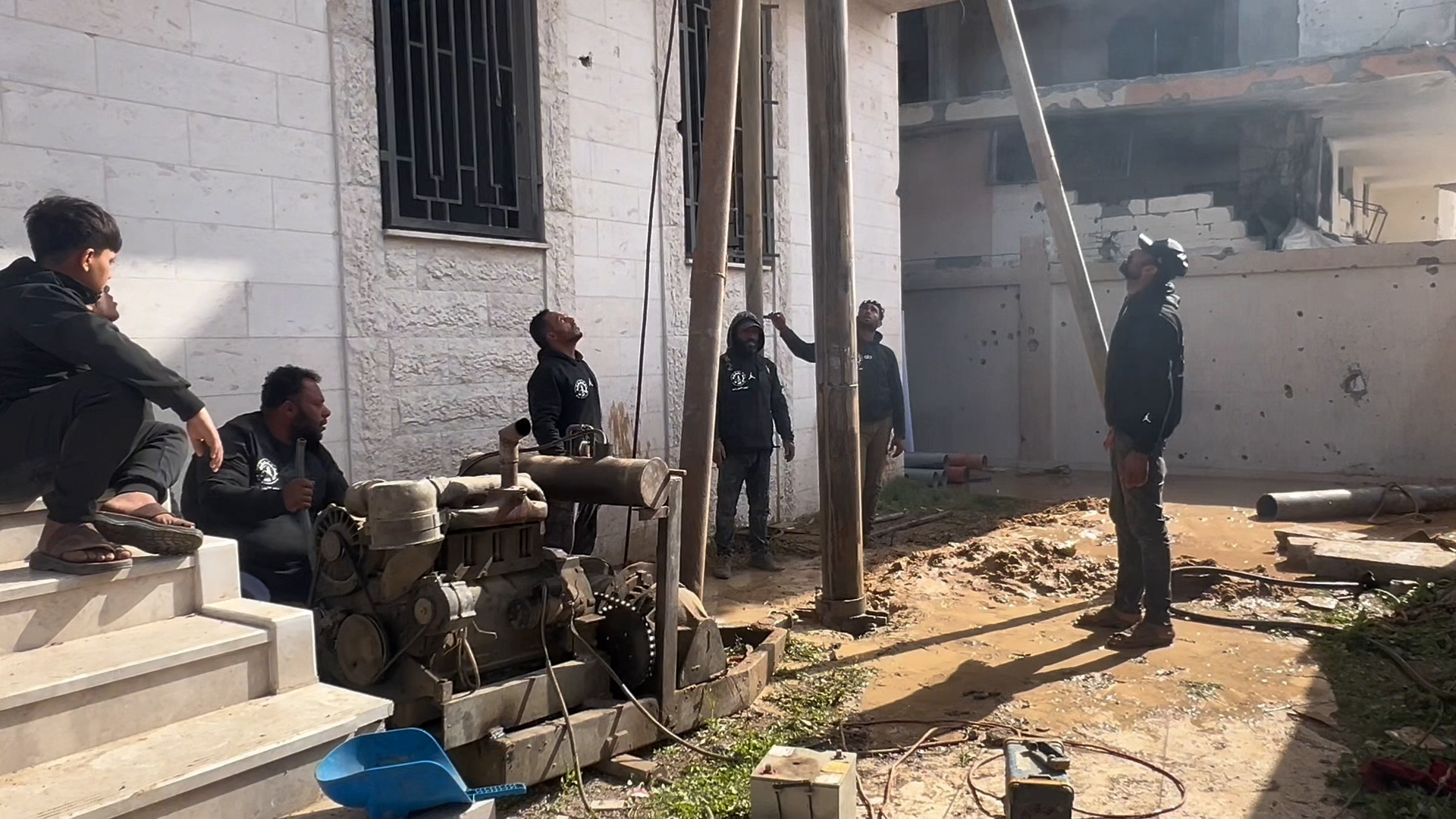 الجزيرة نت تواكب بالفيديو.. حرفيون بغزة يفجرون عيونا تروي ظمأ النازحين