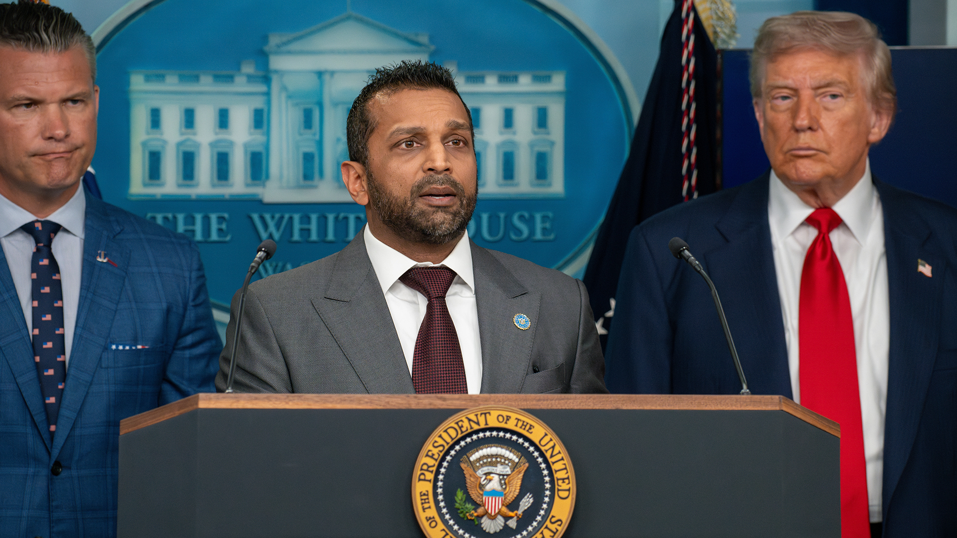 "حنظلة" يقرصن بيانات مدير "إف بي آي" والمنصات تتفاعل