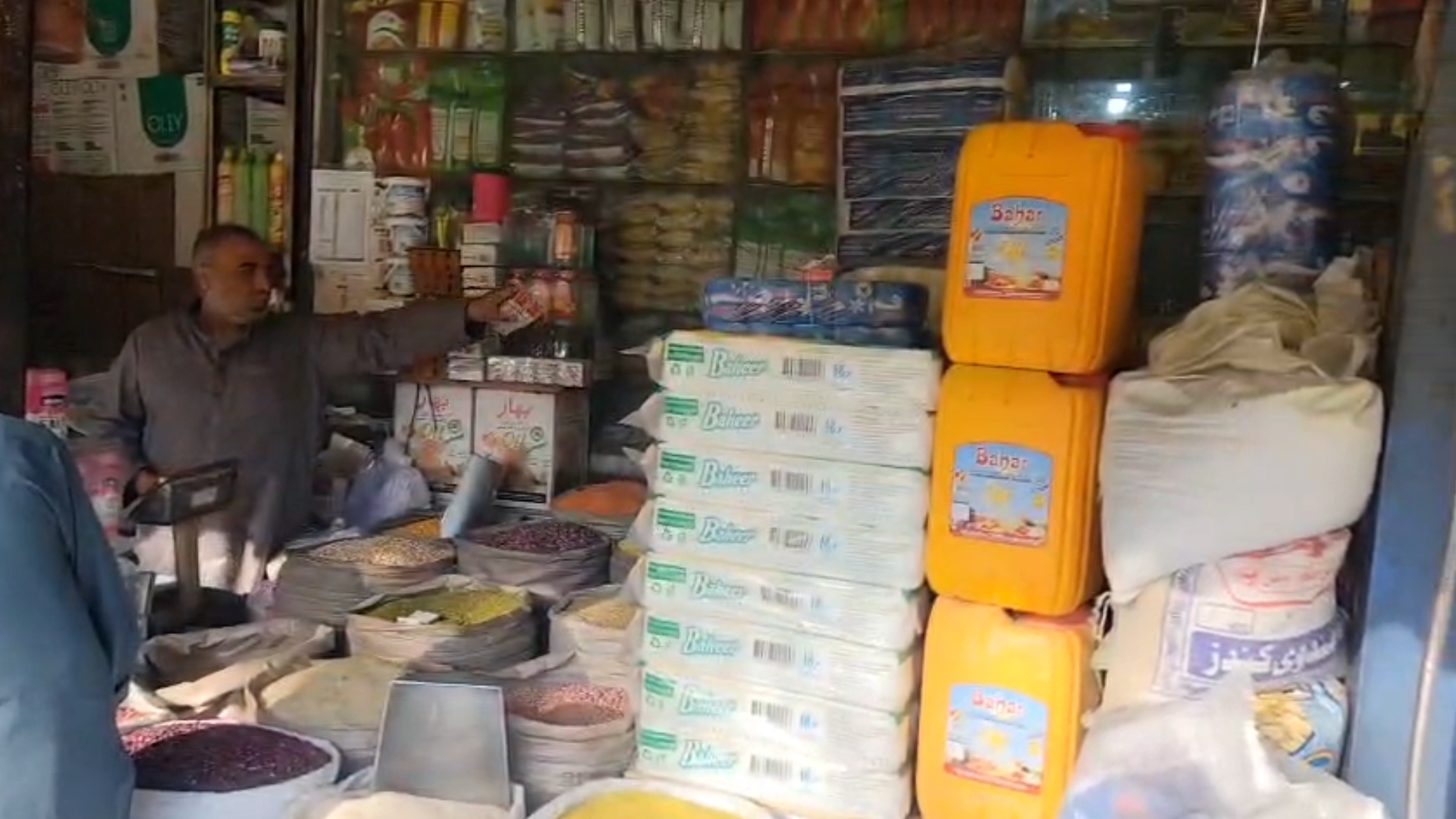 حاويات أفغانستان العالقة.. كيف يربك مضيق هرمز تجارة بلد بلا منافذ بحرية؟