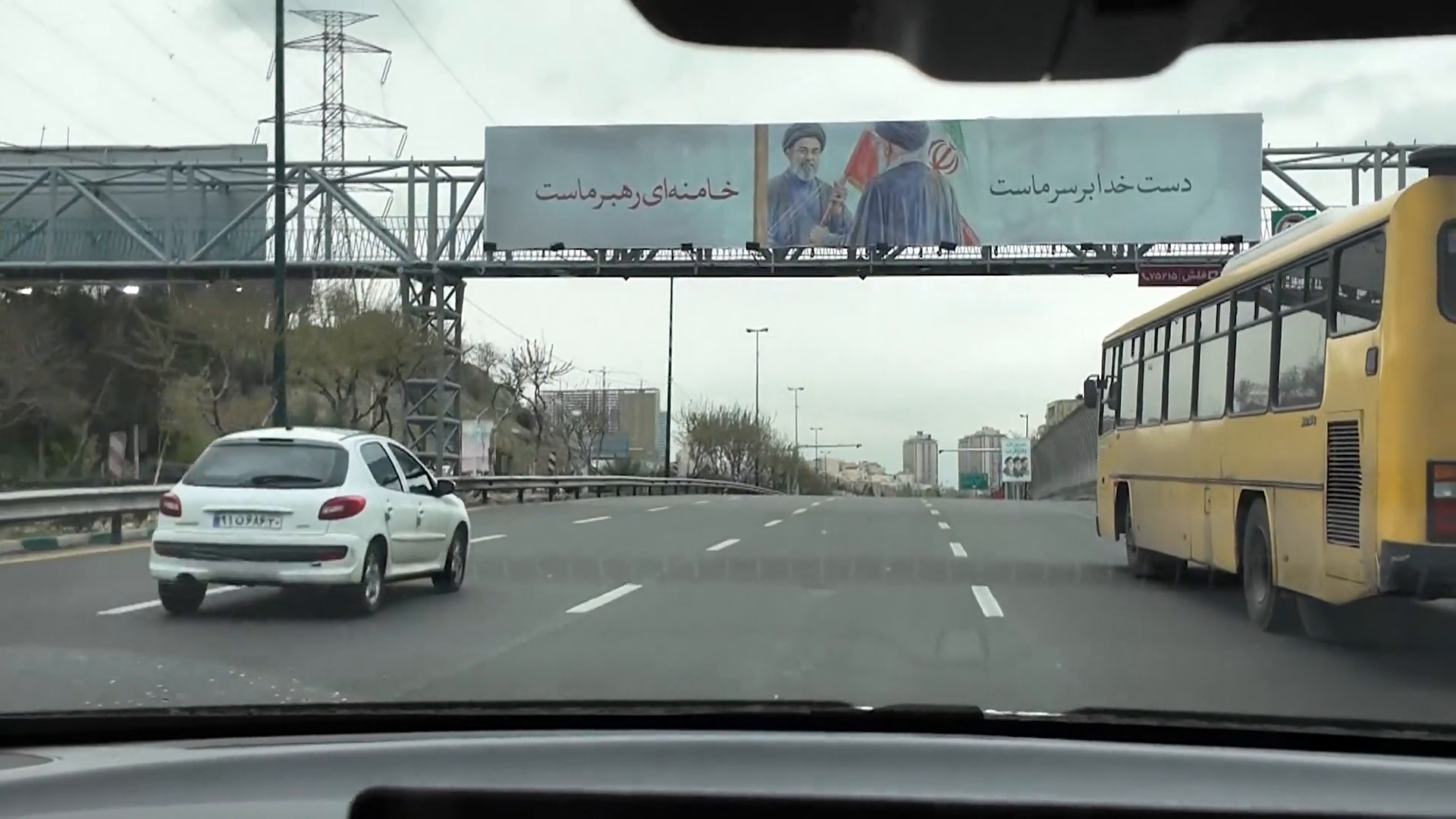 بعد شهر من الحرب.. نهار هادئ ومسيرات تضامن ليلية بساحات طهران