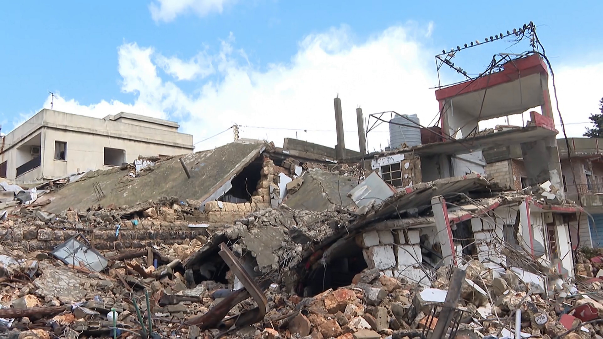 دمار ونزوح في بلدة سحمر اللبنانية بسبب الغارات الإسرائيلية