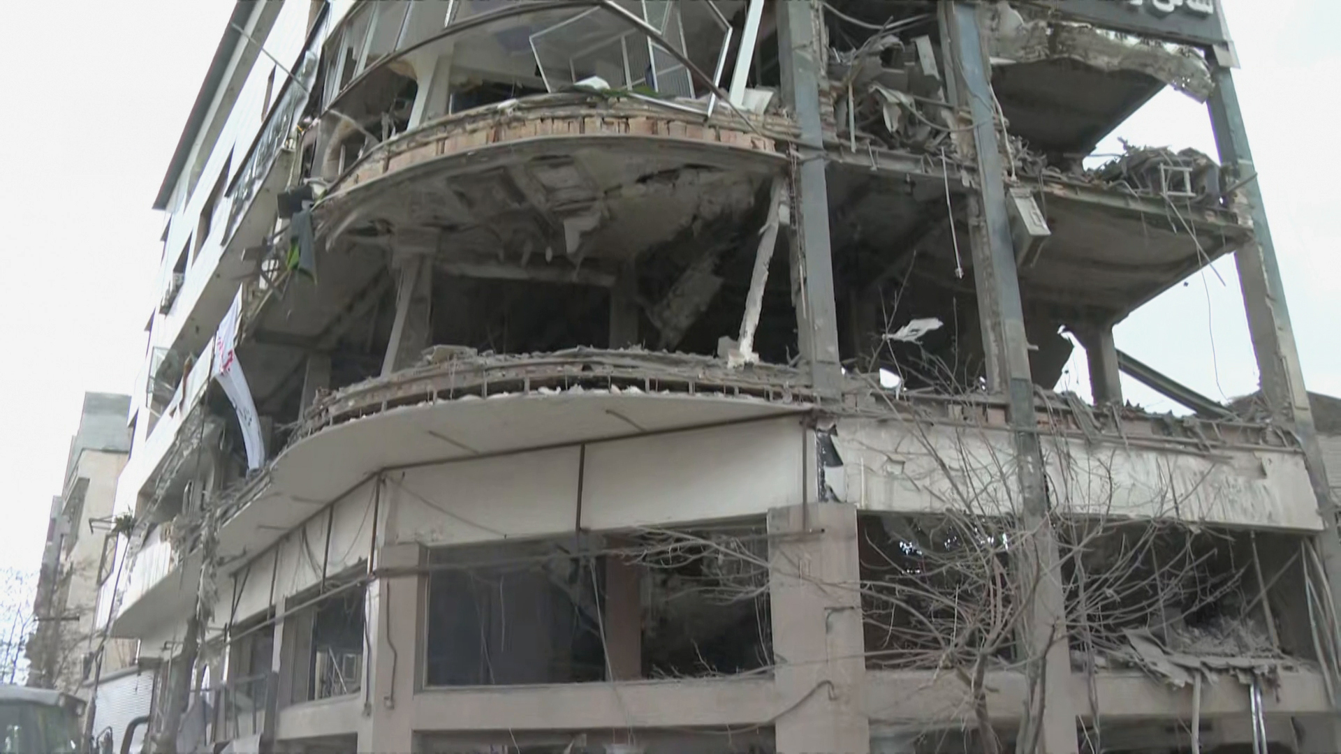 الجزيرة ترصد آثار الدمار بعد غارة جوية استهدفت مبنى في العاصمة طهران