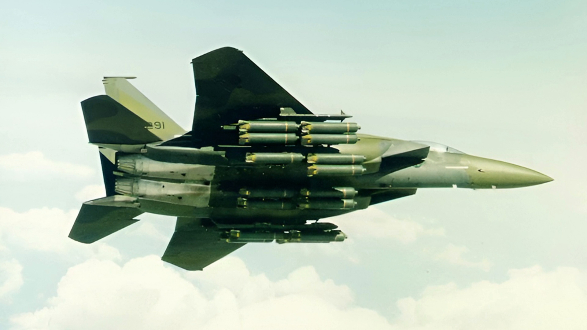 ألغام من السماء تضرب إيران.. سلاح أمريكي نادر يشعل تفاعلا واسعا