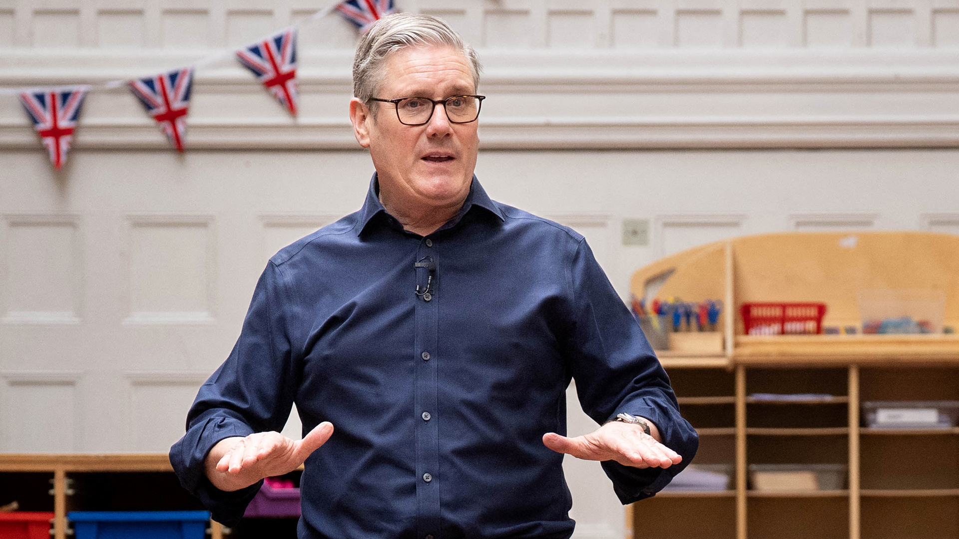 "الحليف المُهان".. هل يصمد ستارمر أمام إهانات ترمب الساعي لزجّه بالحرب؟